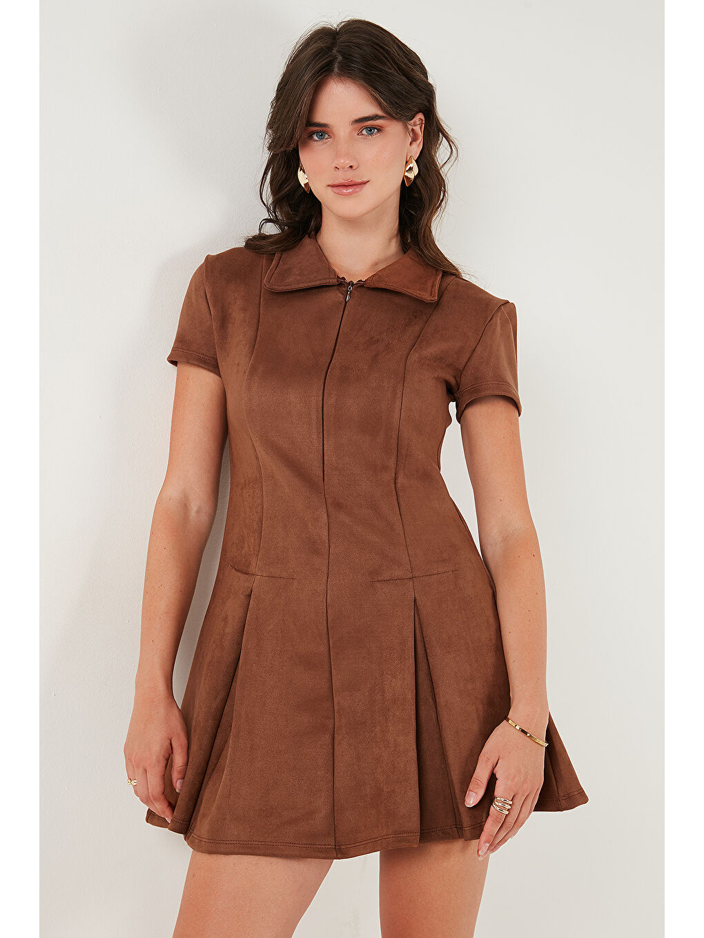 Kahverengi Regular Fit Fermuarlı Polo Yaka Kısa Kollu Pileli Kadın Süet Elbise 5866438-2