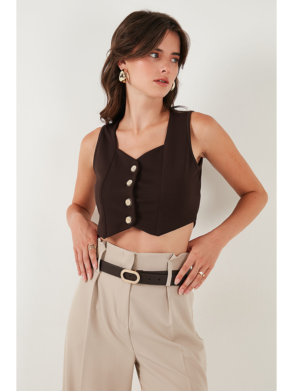 Kahverengi Slim Fit Kalp Yaka Düğmeli Kalın Askılı Kadın Crop Yelek 5865497-3