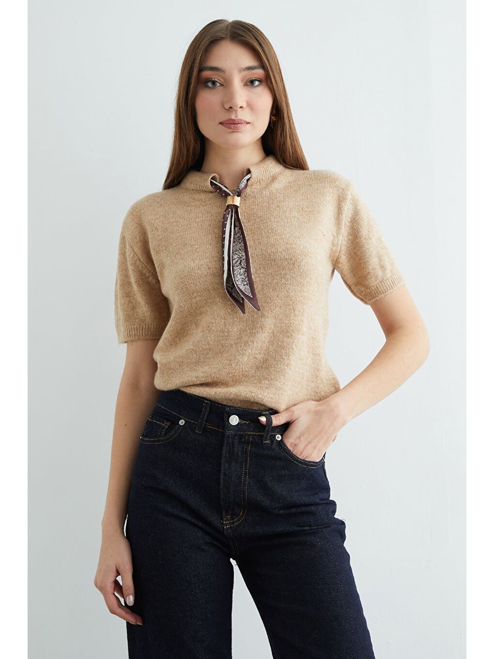 Bej Fular Detaylı Bisiklet Yaka Kısa Kol Triko Kazak