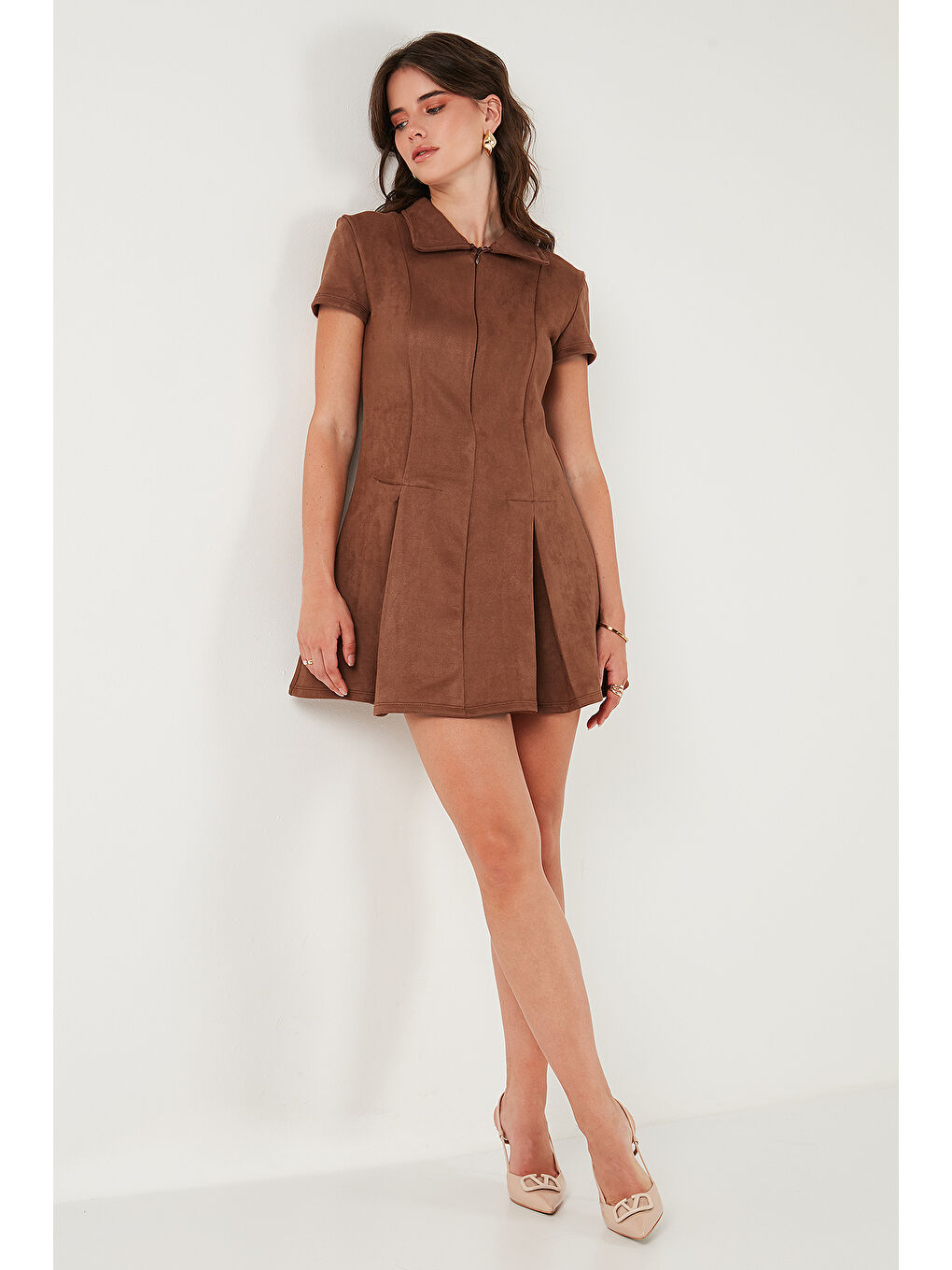 Kahverengi Regular Fit Fermuarlı Polo Yaka Kısa Kollu Pileli Kadın Süet Elbise 5866438-3