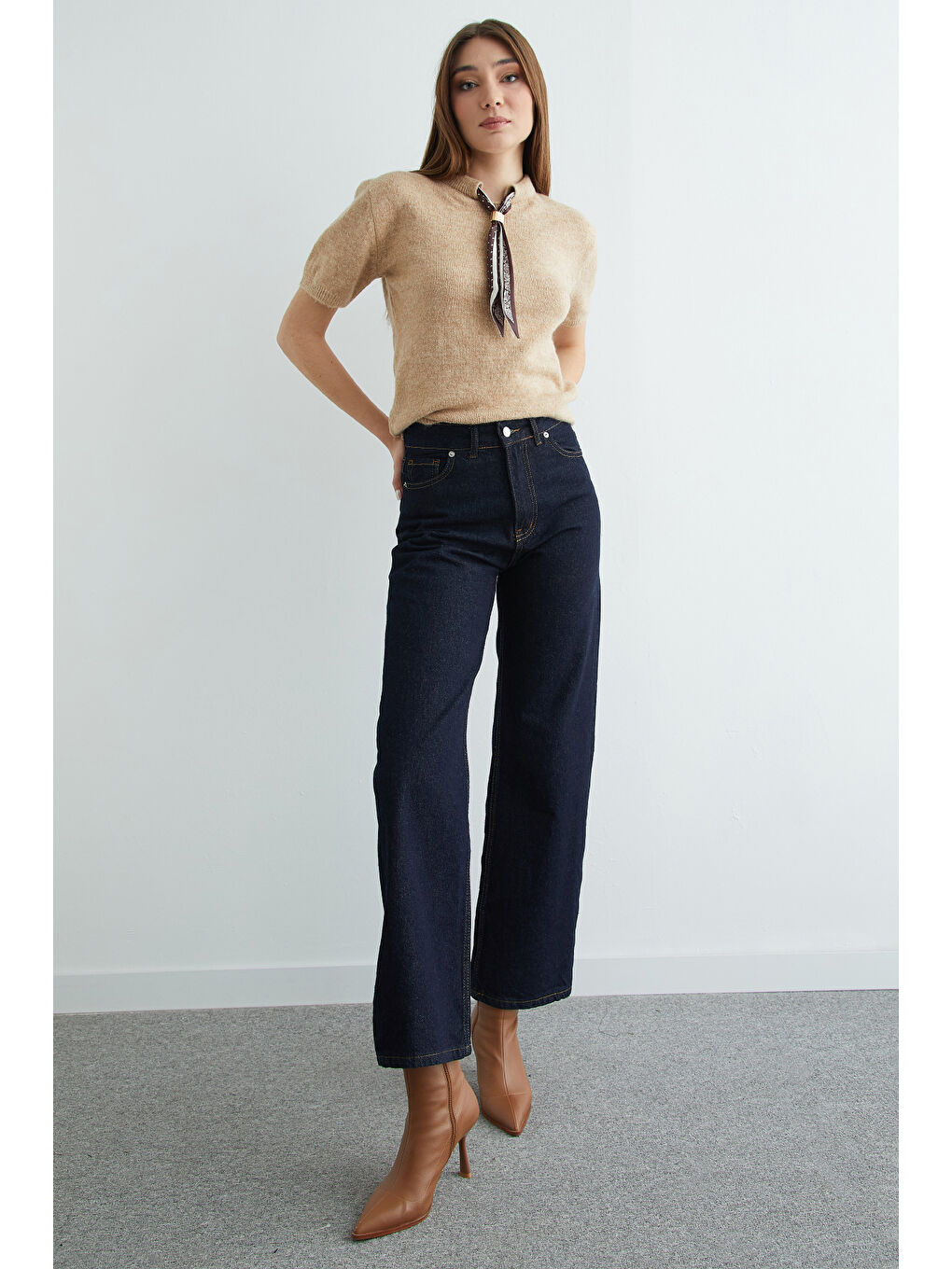 Bej Fular Detaylı Bisiklet Yaka Kısa Kol Triko Kazak-1