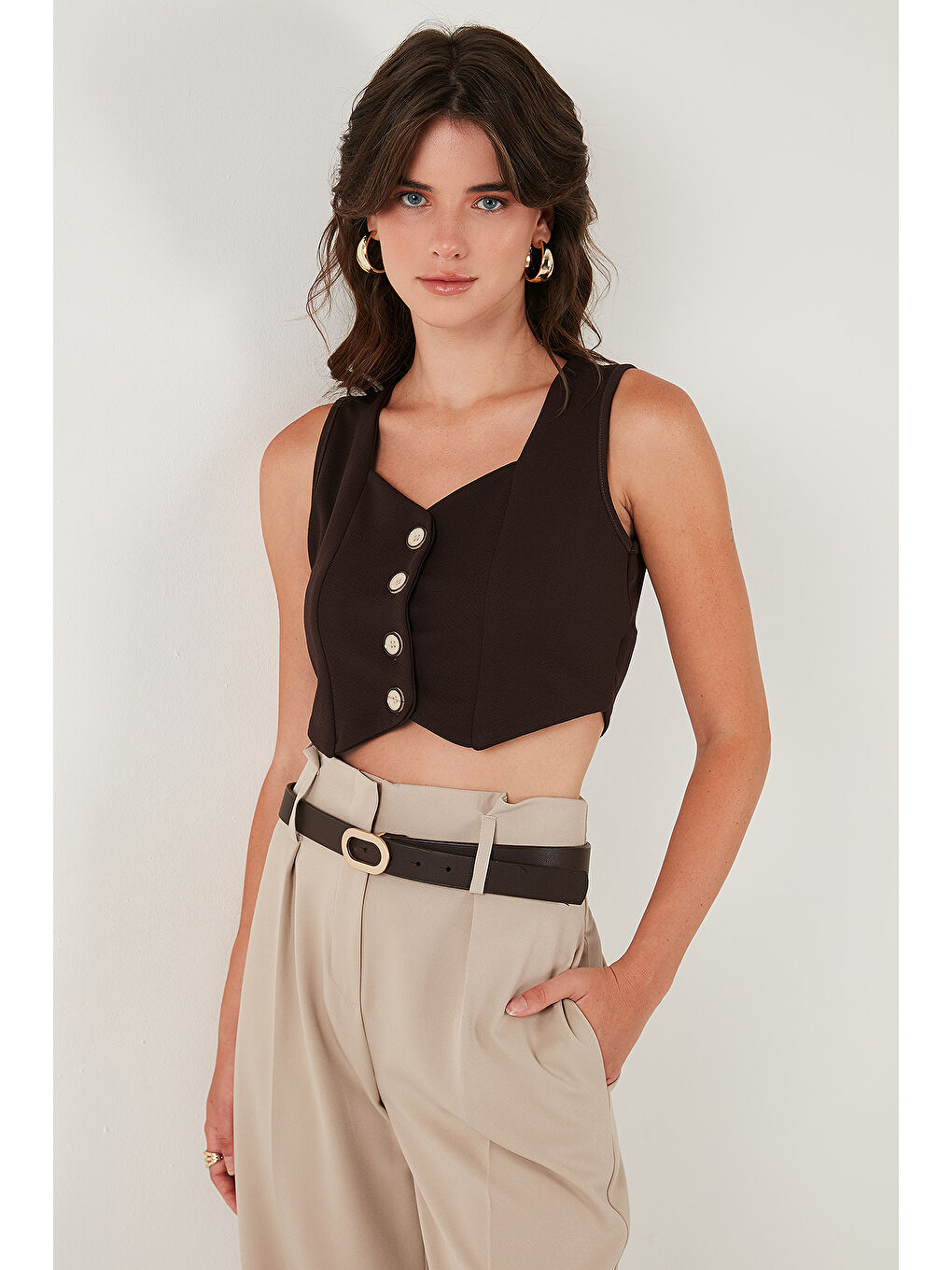 Kahverengi Slim Fit Kalp Yaka Düğmeli Kalın Askılı Kadın Crop Yelek 5865497-4
