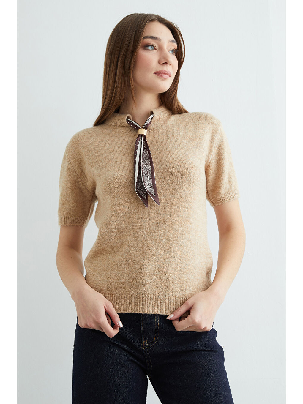 Bej Fular Detaylı Bisiklet Yaka Kısa Kol Triko Kazak-2