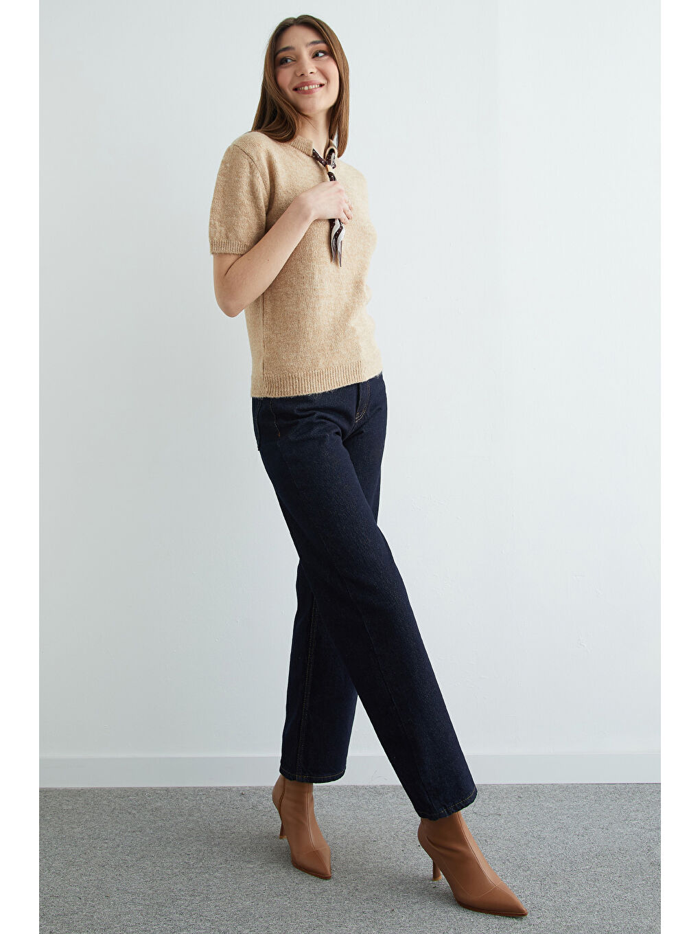 Bej Fular Detaylı Bisiklet Yaka Kısa Kol Triko Kazak-3