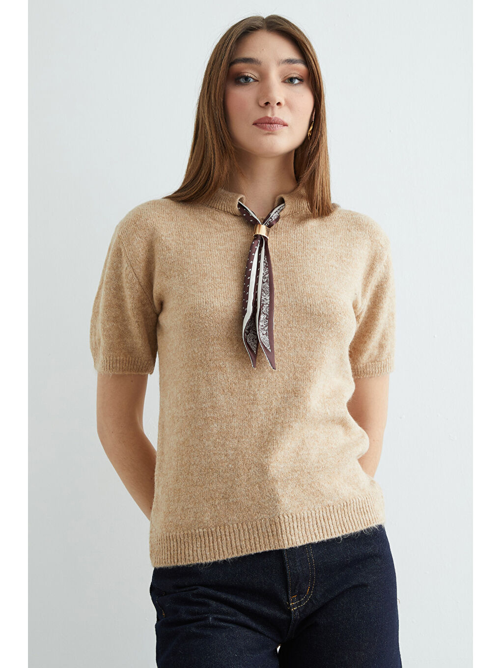 Bej Fular Detaylı Bisiklet Yaka Kısa Kol Triko Kazak-4