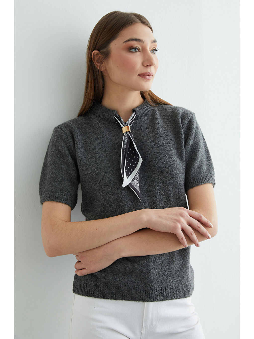 Antrasit Fular Detaylı Bisiklet Yaka Kısa Kol Triko Kazak