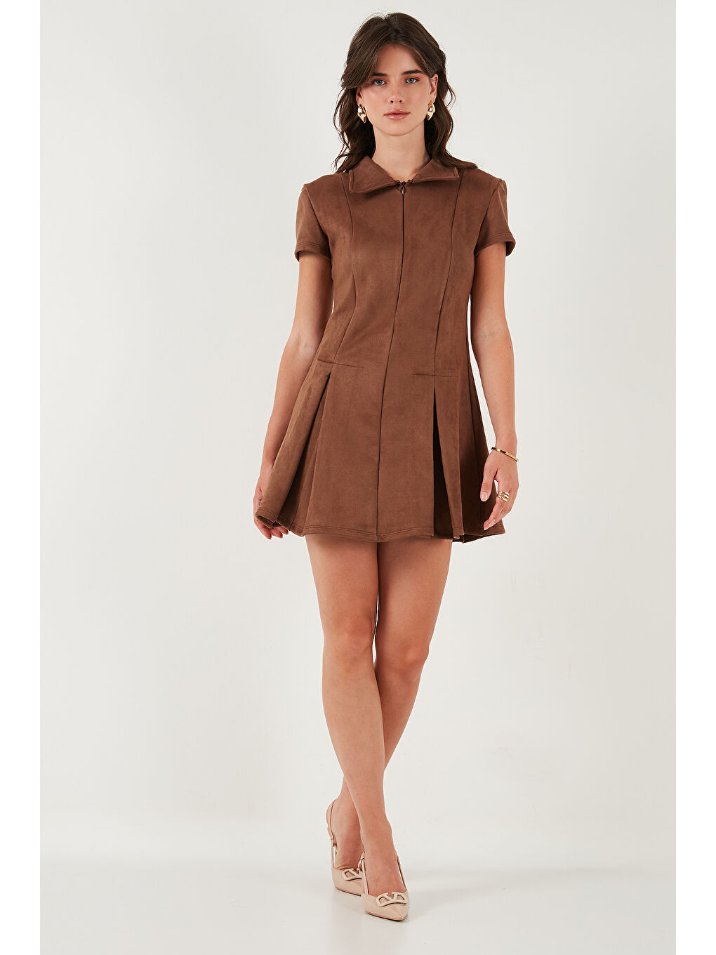 Kahverengi Regular Fit Fermuarlı Polo Yaka Kısa Kollu Pileli Kadın Süet Elbise 5866438-4