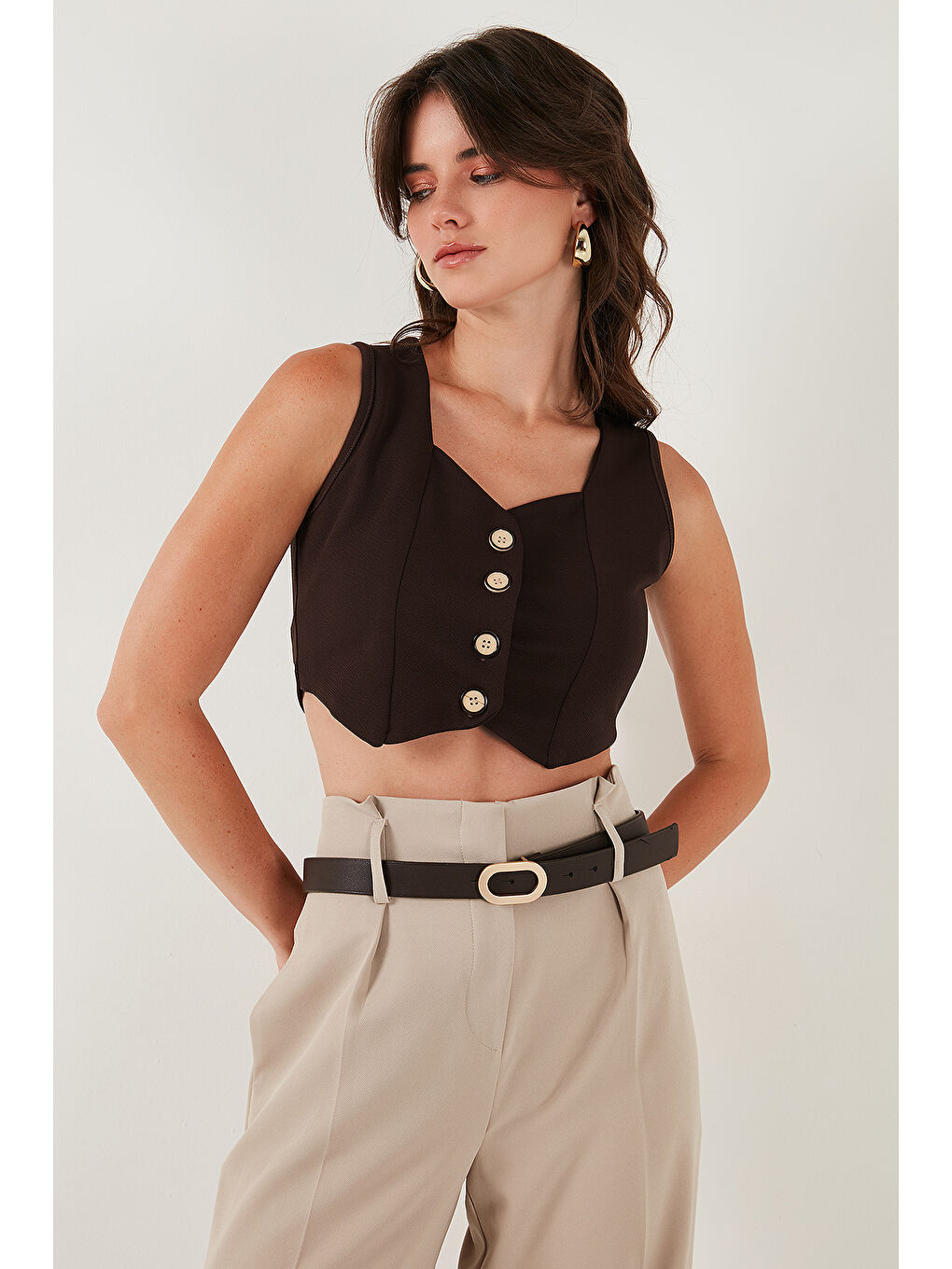 Kahverengi Slim Fit Kalp Yaka Düğmeli Kalın Askılı Kadın Crop Yelek 5865497-5
