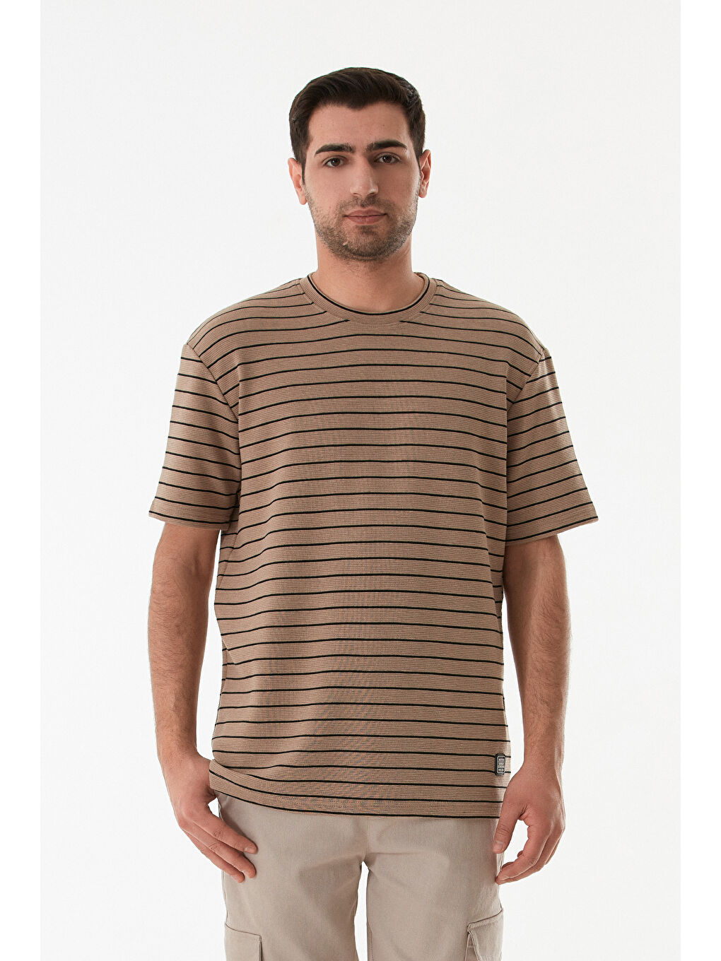Kahverengi Çizgili Jakarlı Bisiklet Yaka Tişört