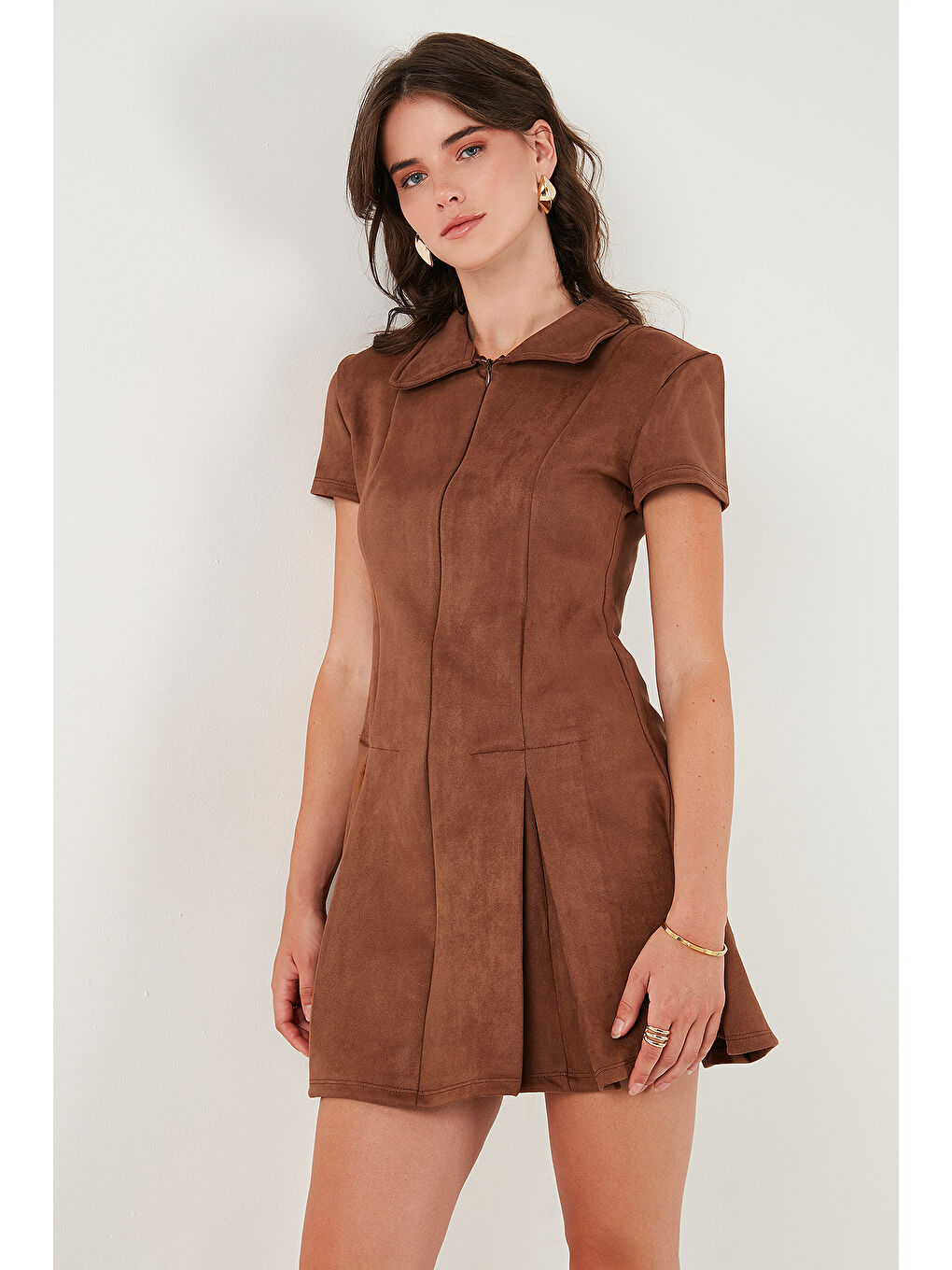 Kahverengi Regular Fit Fermuarlı Polo Yaka Kısa Kollu Pileli Kadın Süet Elbise 5866438-5