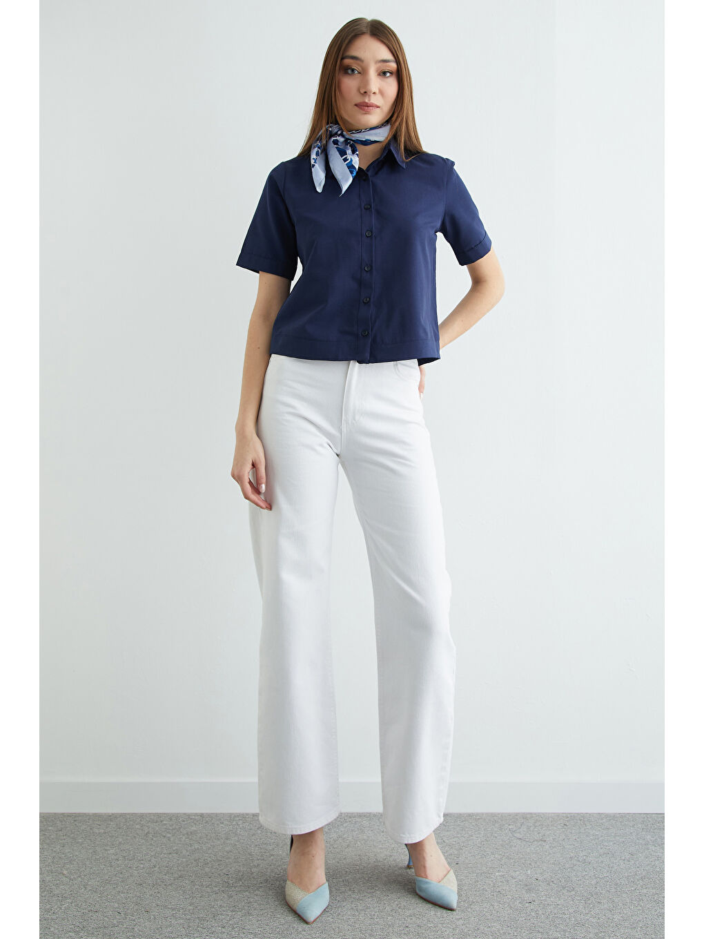 Lacivert Basic Kolu Ve Beli Manşetli Crop Gömlek-1