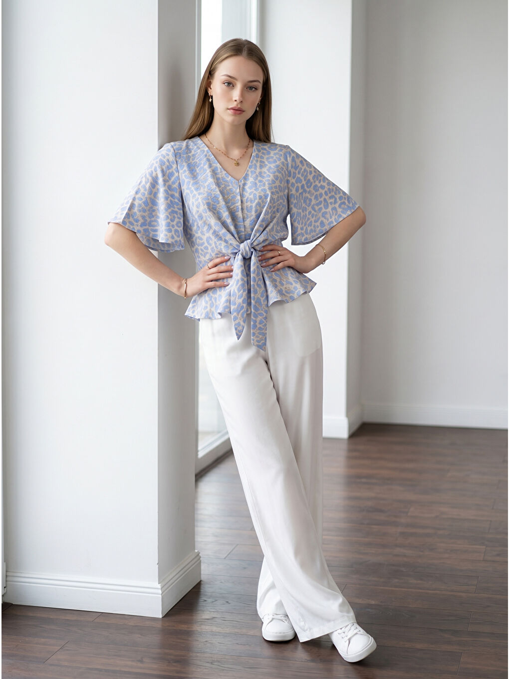 Mavi Leopar Desenli Önden Bağlamalı Beli Lastikli Crop Bluz Gömlek
