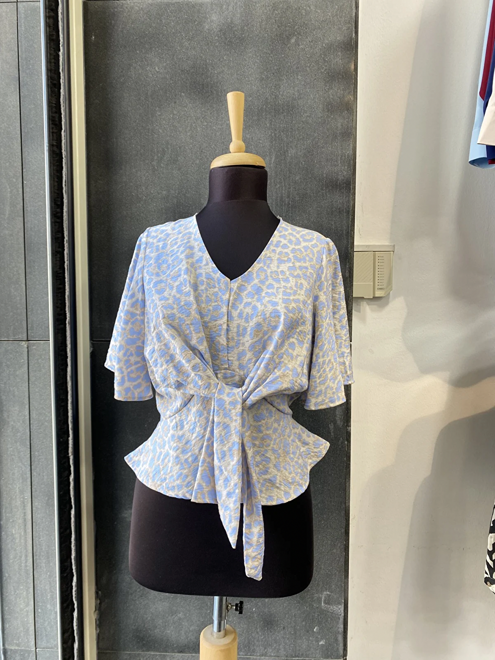 Mavi Leopar Desenli Önden Bağlamalı Beli Lastikli Crop Bluz Gömlek-1