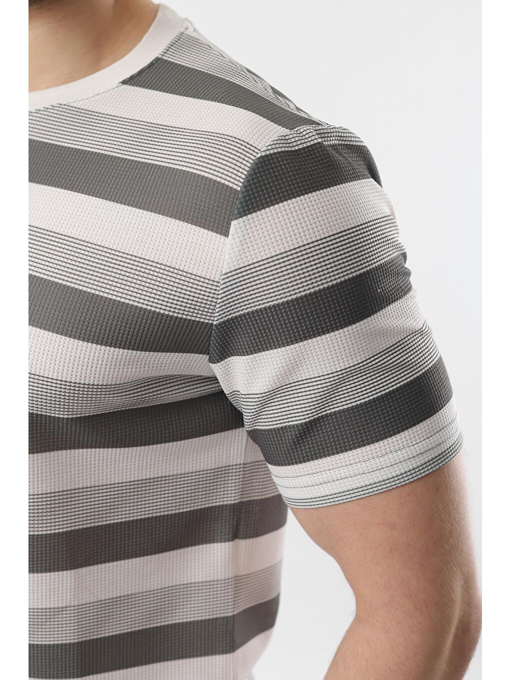 Haki Bisiklet Yaka Çizgili Erkek T-Shirt E7118-3