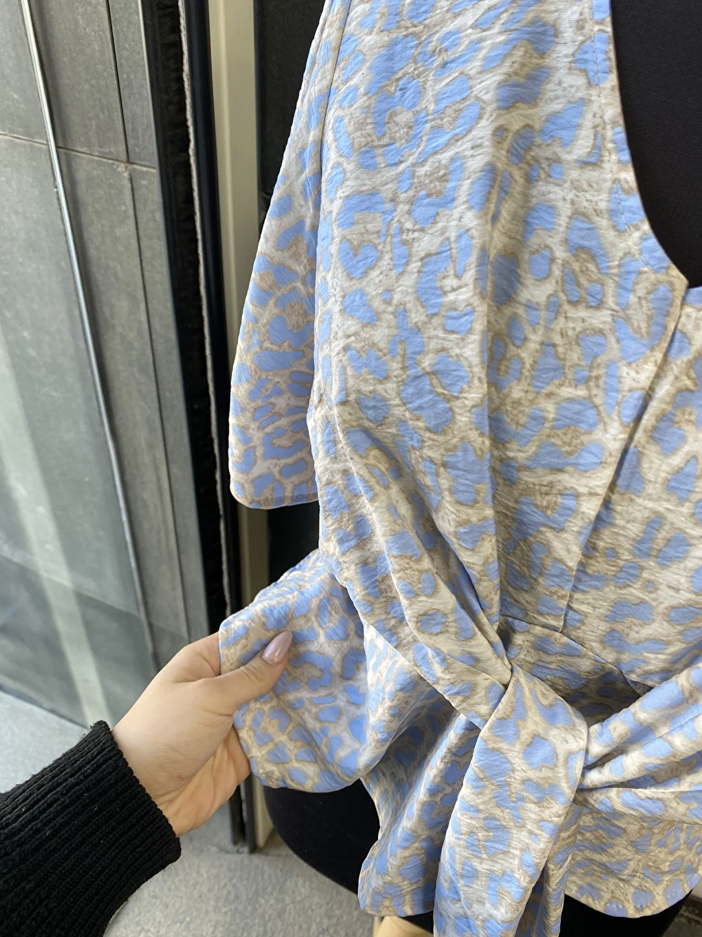 Mavi Leopar Desenli Önden Bağlamalı Beli Lastikli Crop Bluz Gömlek-3