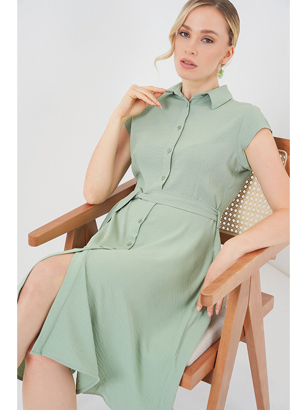 1677 Boydan Düğmeli Kuşaklı Elbise - E.Yeşil