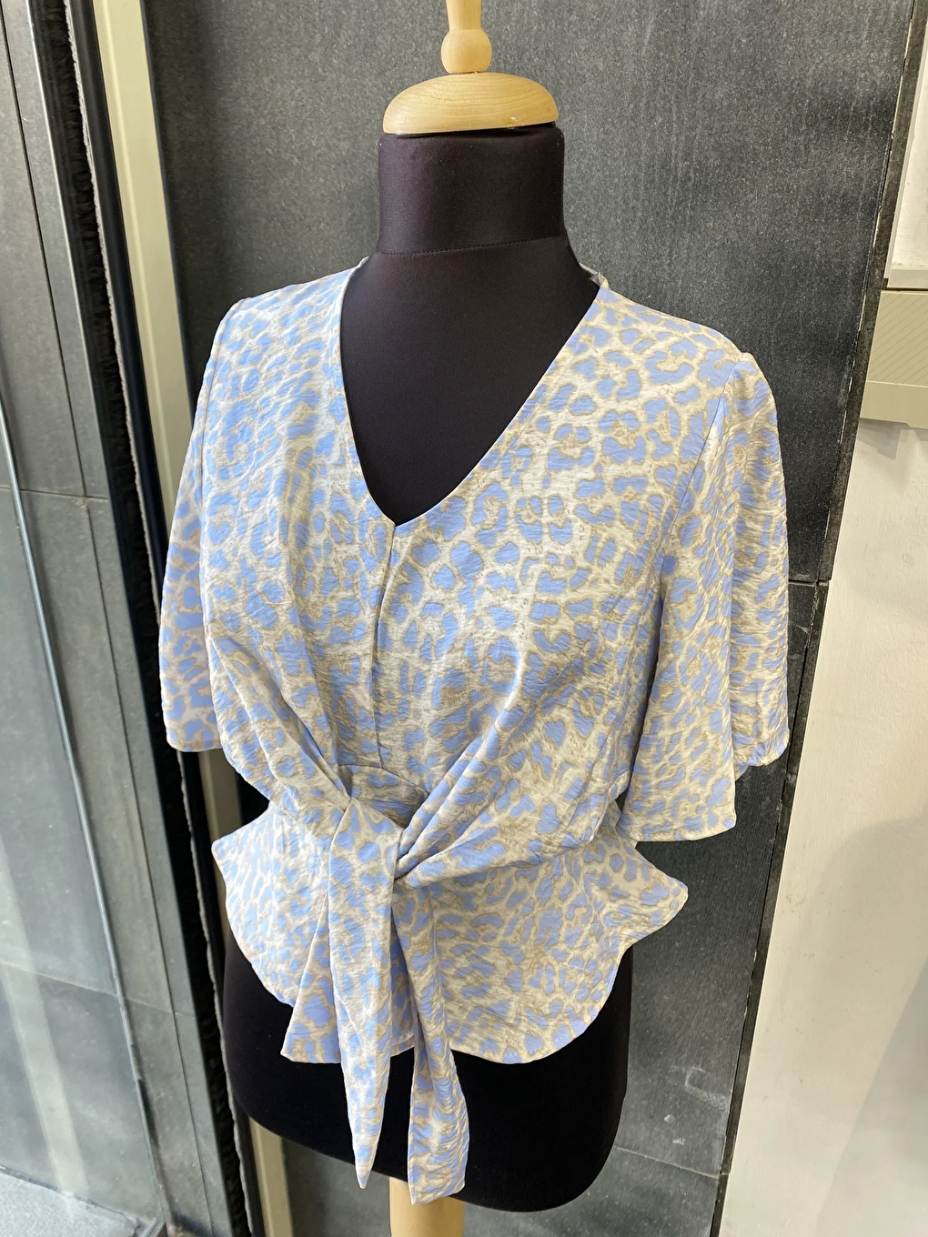 Mavi Leopar Desenli Önden Bağlamalı Beli Lastikli Crop Bluz Gömlek-4