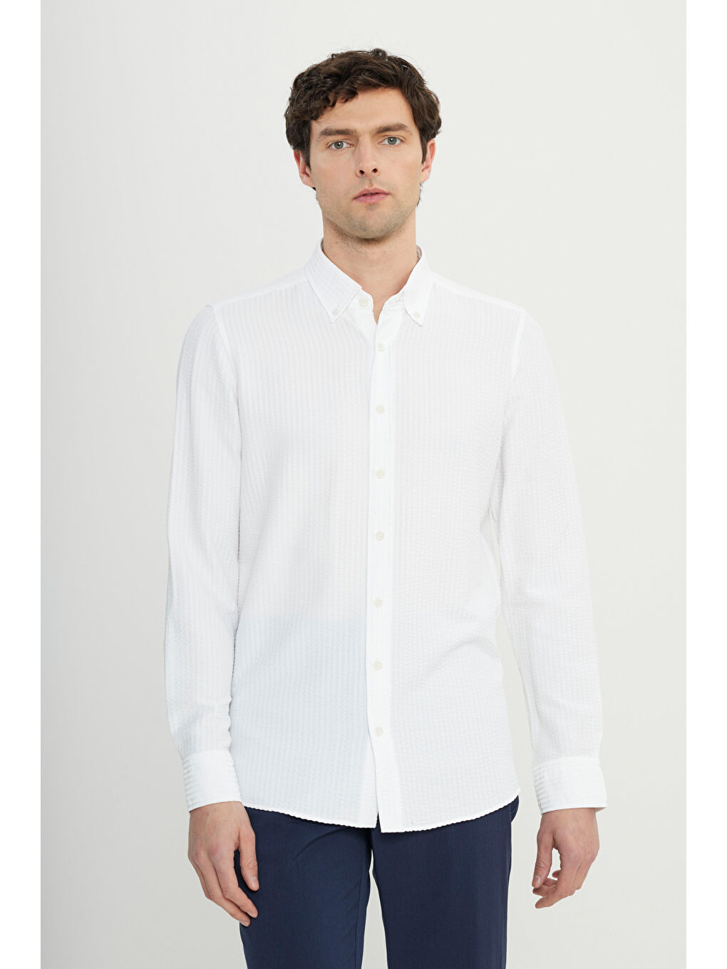 Erkek Beyaz Slim Fit Dar Kesim Düğmeli Yaka Armürlü Gofre Desenli Gömlek