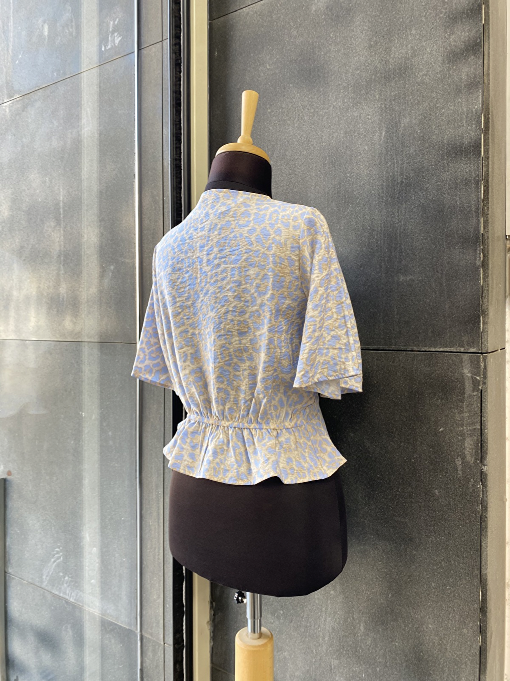Mavi Leopar Desenli Önden Bağlamalı Beli Lastikli Crop Bluz Gömlek-5