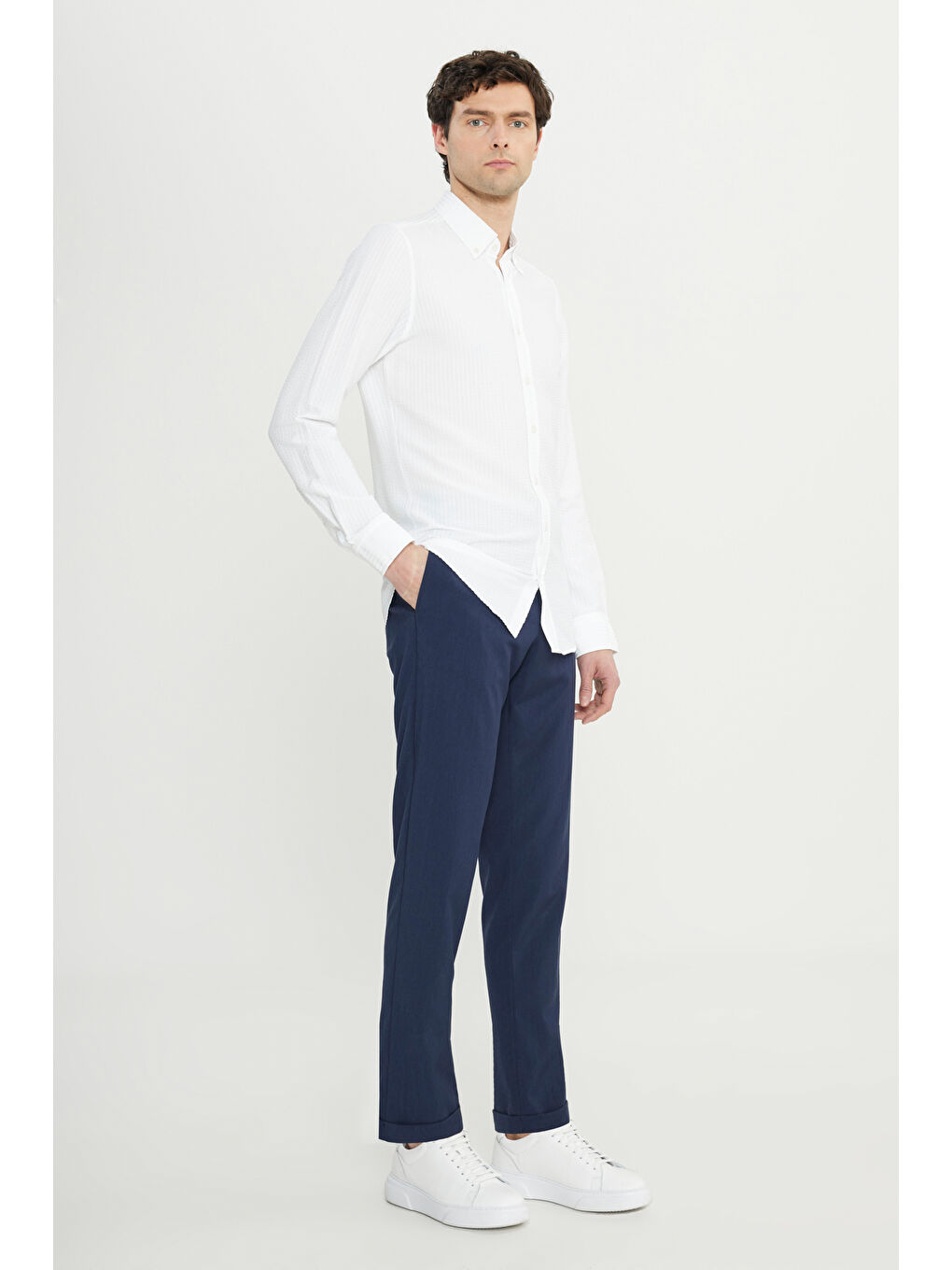 Erkek Beyaz Slim Fit Dar Kesim Düğmeli Yaka Armürlü Gofre Desenli Gömlek-1