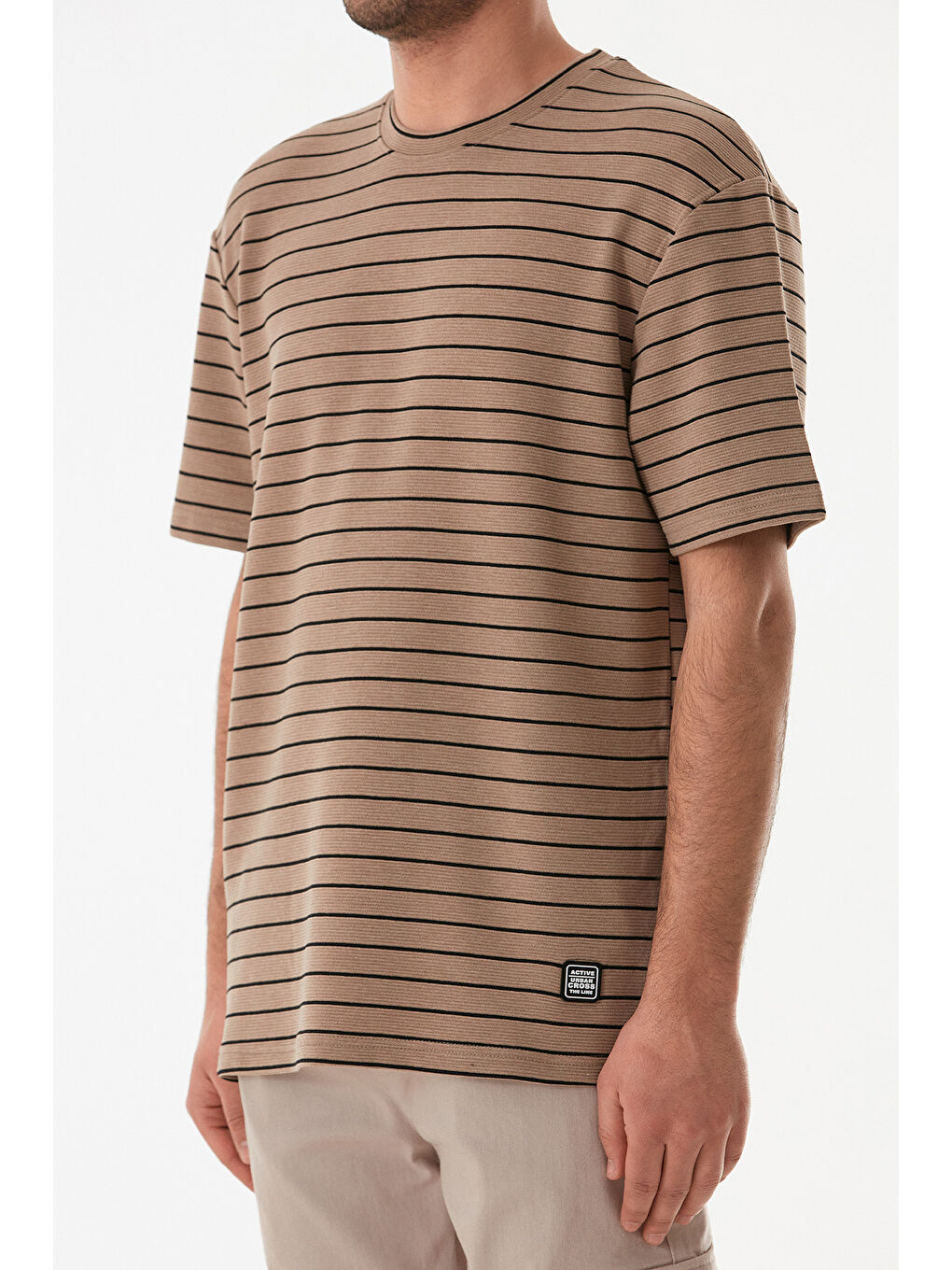 Kahverengi Çizgili Jakarlı Bisiklet Yaka Tişört-4