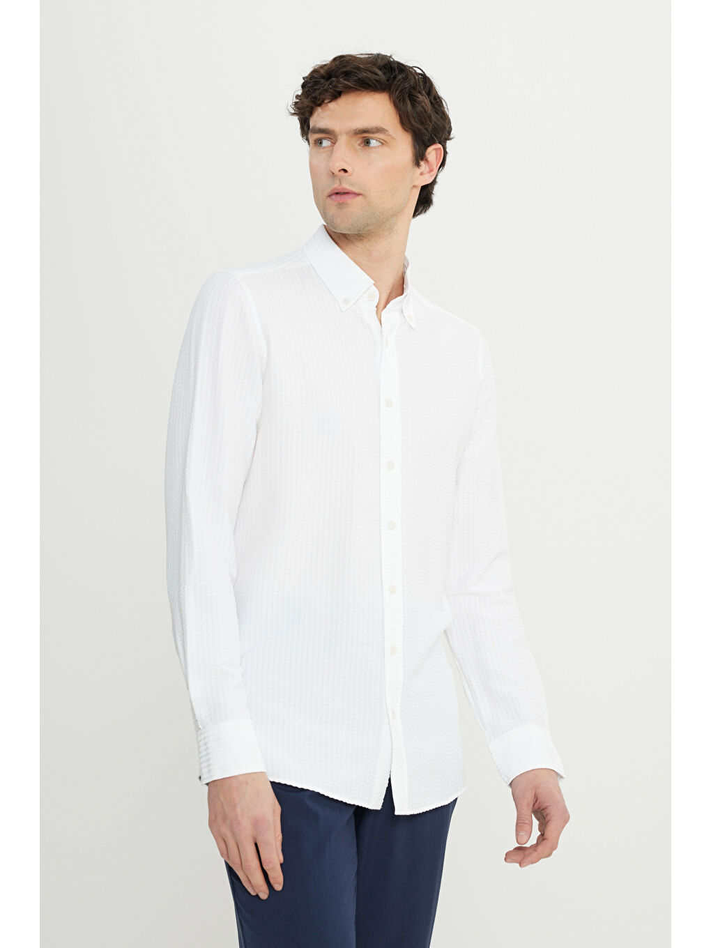 Erkek Beyaz Slim Fit Dar Kesim Düğmeli Yaka Armürlü Gofre Desenli Gömlek-2