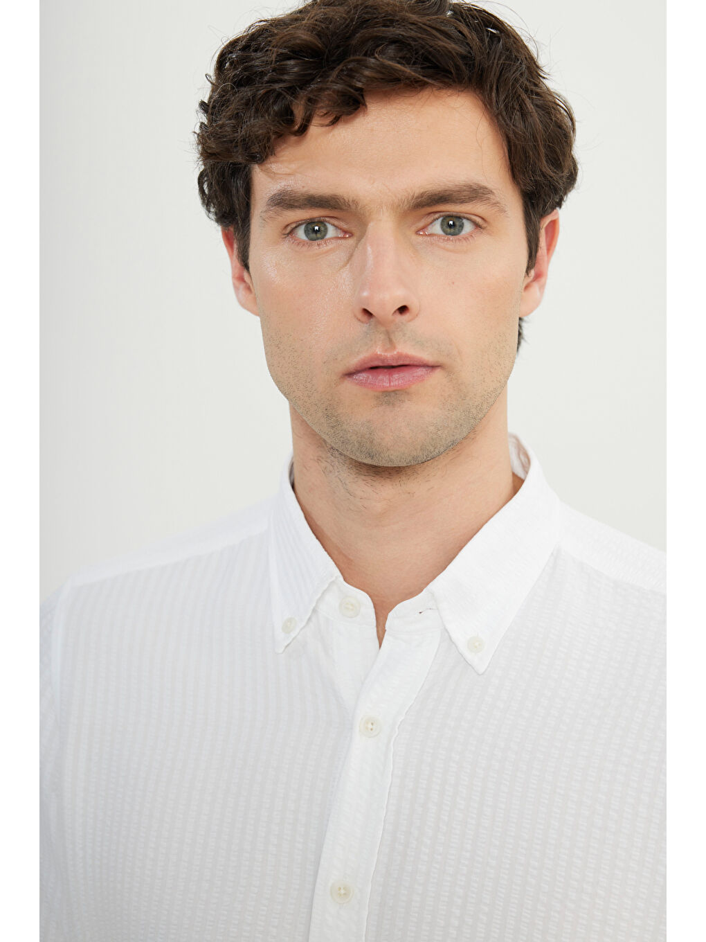 Erkek Beyaz Slim Fit Dar Kesim Düğmeli Yaka Armürlü Gofre Desenli Gömlek-3