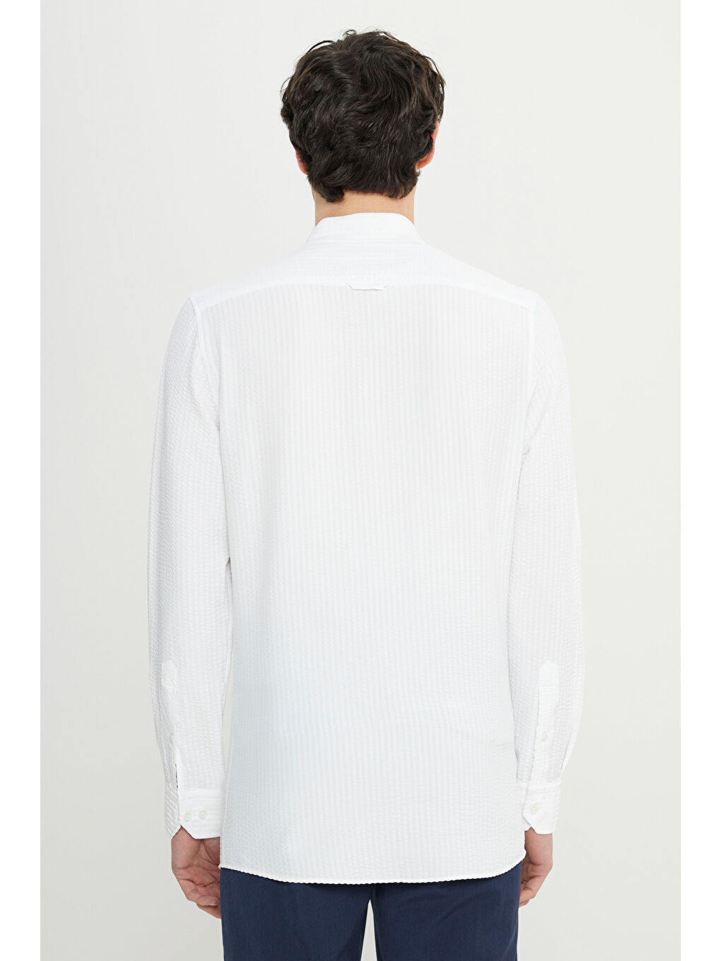 Erkek Beyaz Slim Fit Dar Kesim Düğmeli Yaka Armürlü Gofre Desenli Gömlek-4