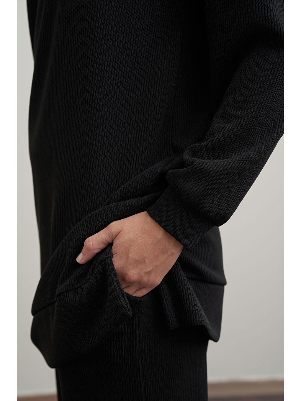 Siyah-Fitilli Dökümlü Pantolonlu Takım-3