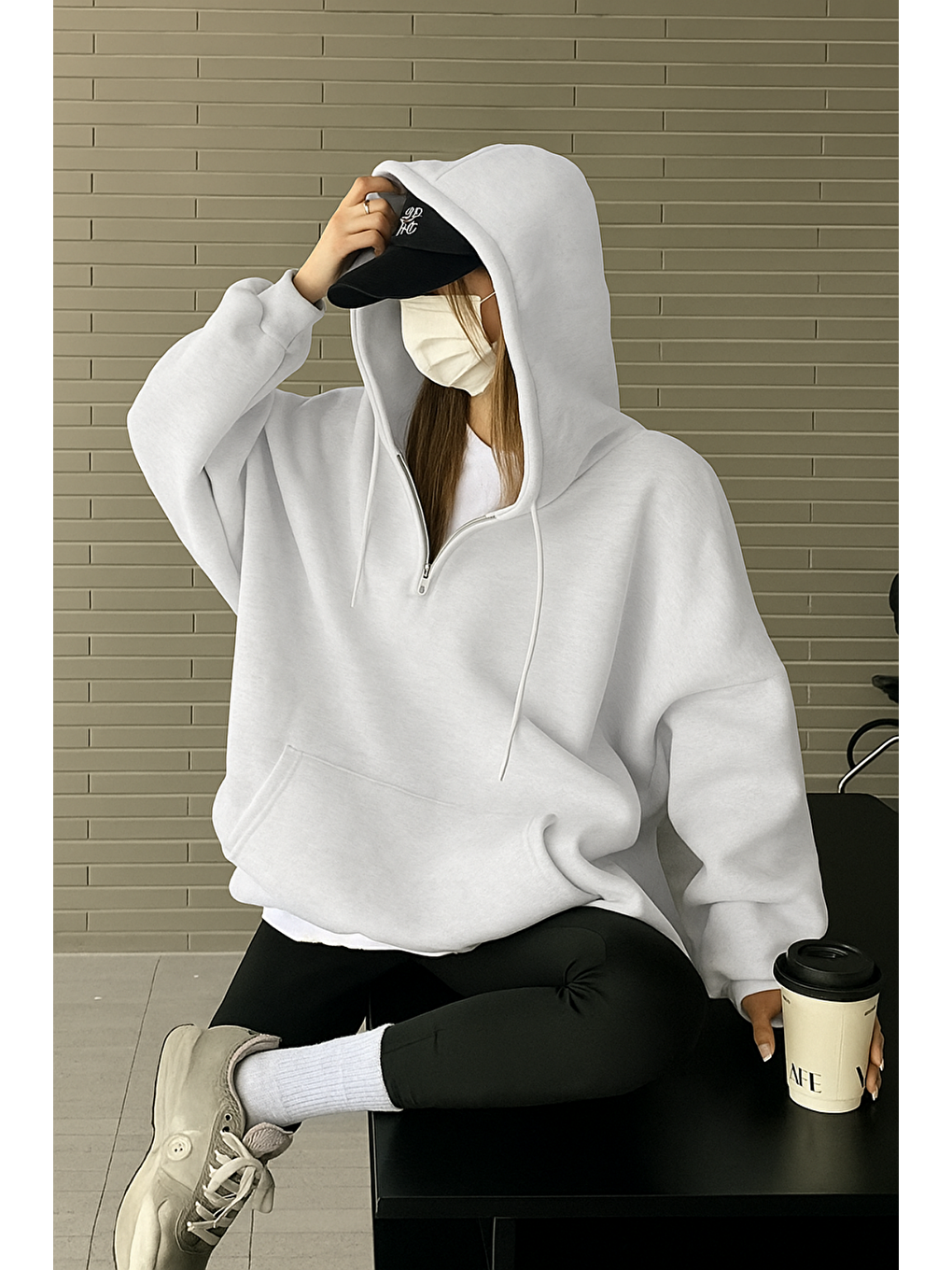 Kadın Beyaz Oversize Kapüşonlu Önü Fermuarlı Yumuşak Kumaş Sweatshirt