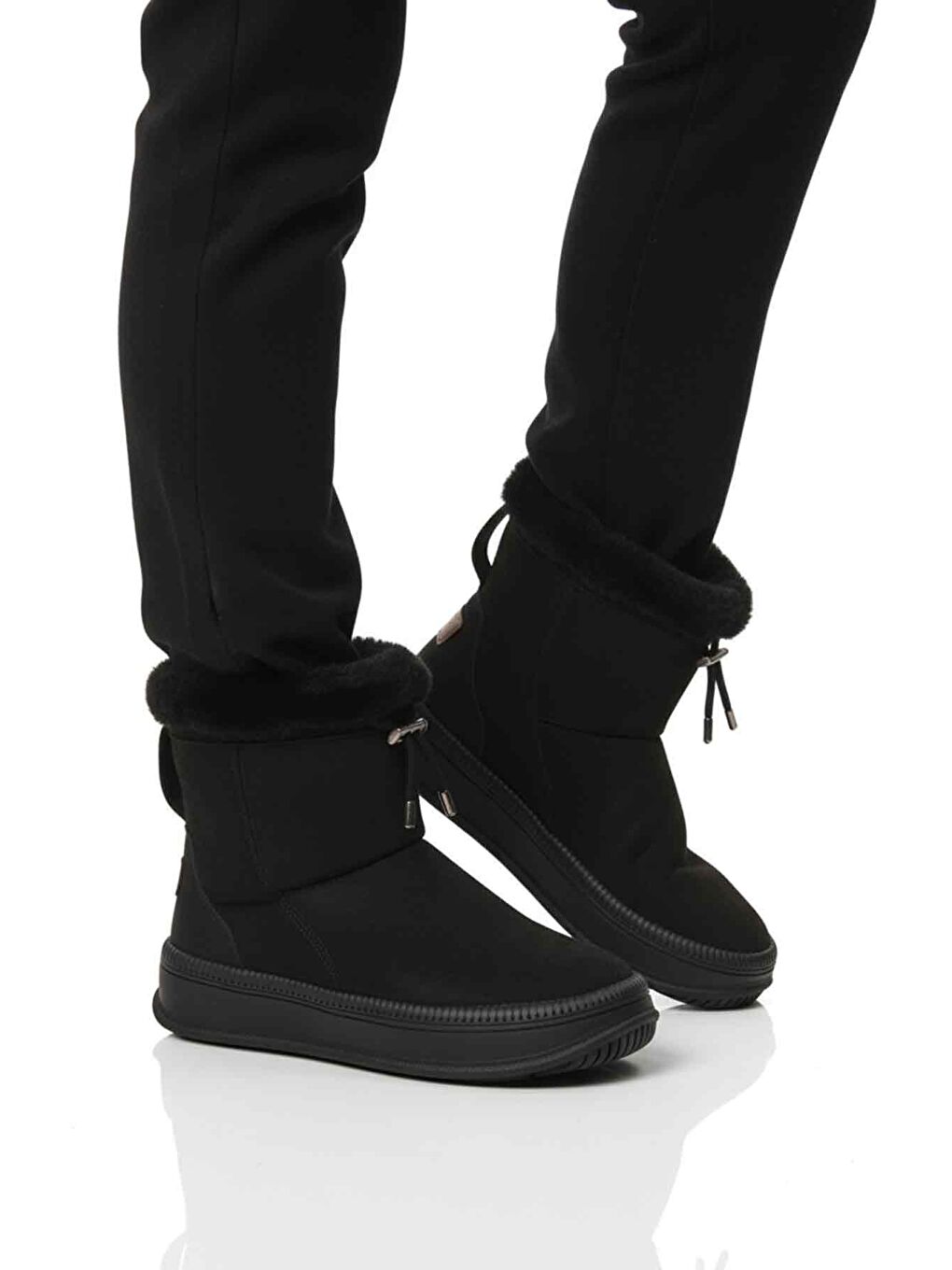 Siyah Kürklü Kaymaz Soğuğa Dirençli Kadın Bot 25003 Z