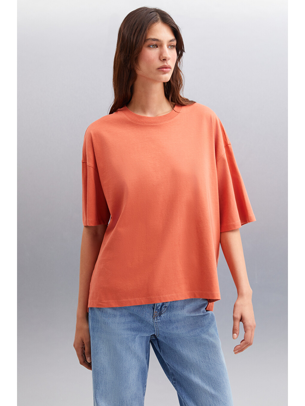 Kahverengi Jemmy Kadın %100 Organik Pamuk Relaxed Fit Yırtmaçlı Yuvarlak Yakalı KİREMİT T-Shirt