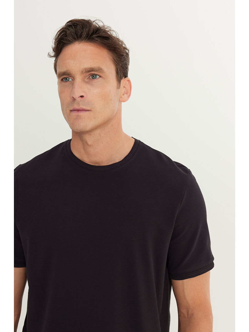 Erkek Siyah %100 Pamuk Slim Fit Dar Kesim Bisiklet Yaka Tişört-3