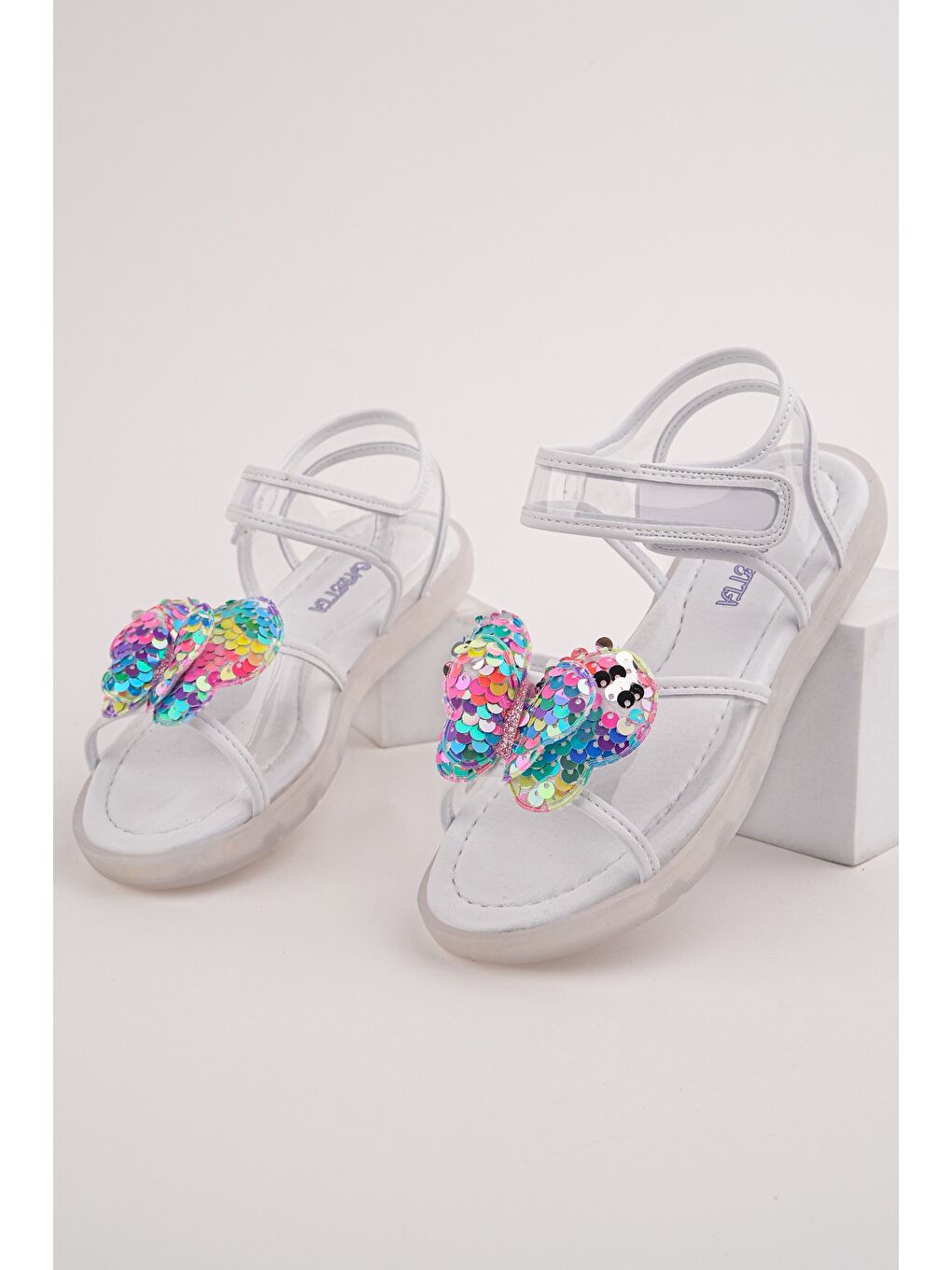 Beyaz PİCKLES Pullu Kelebek Detaylı Cırtlı Şeffaf Kız Çocuk Sandalet-1