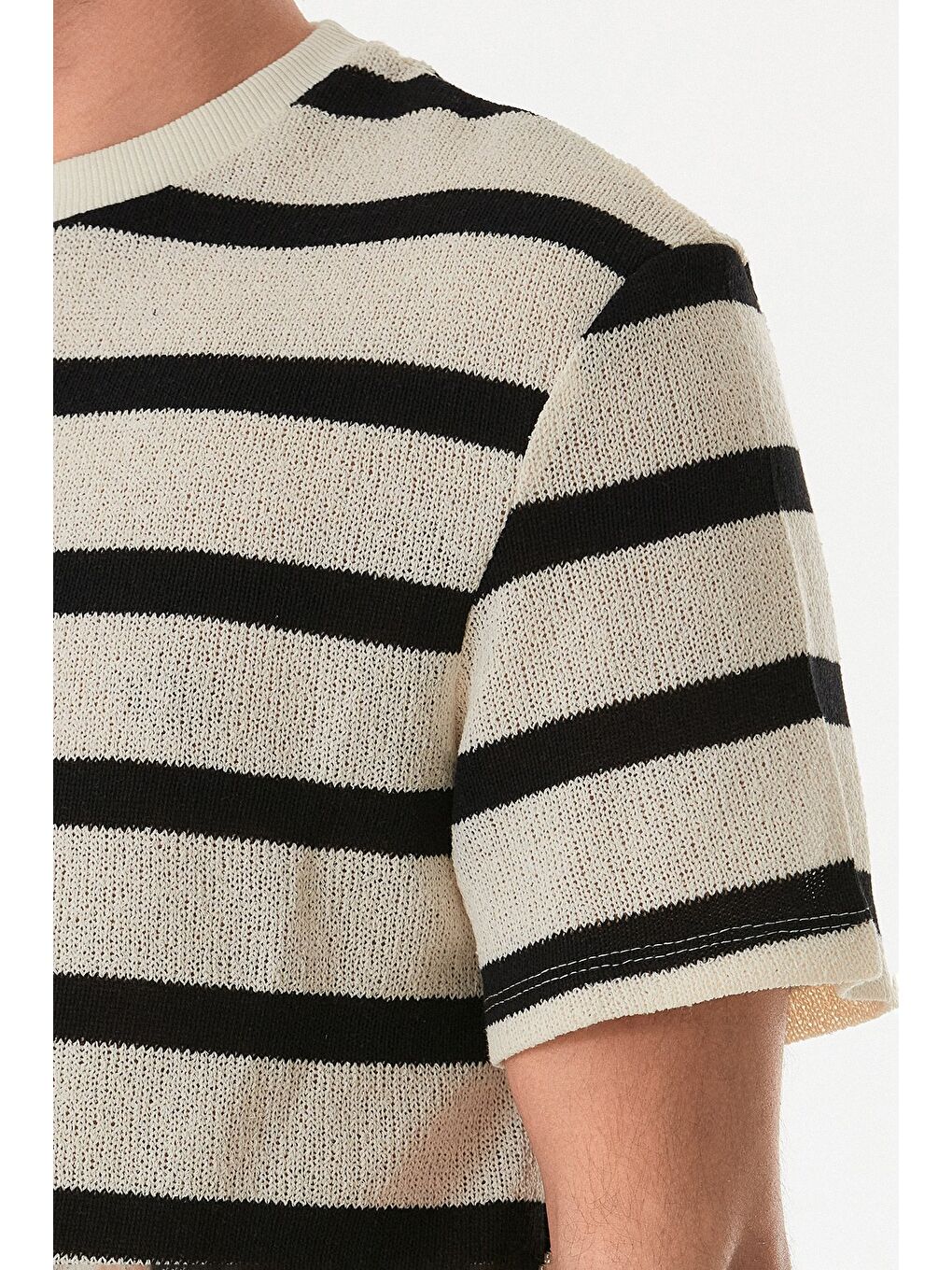 Ekru Çizgili Ajurlu Bisiklet Yaka Triko Tişört-4