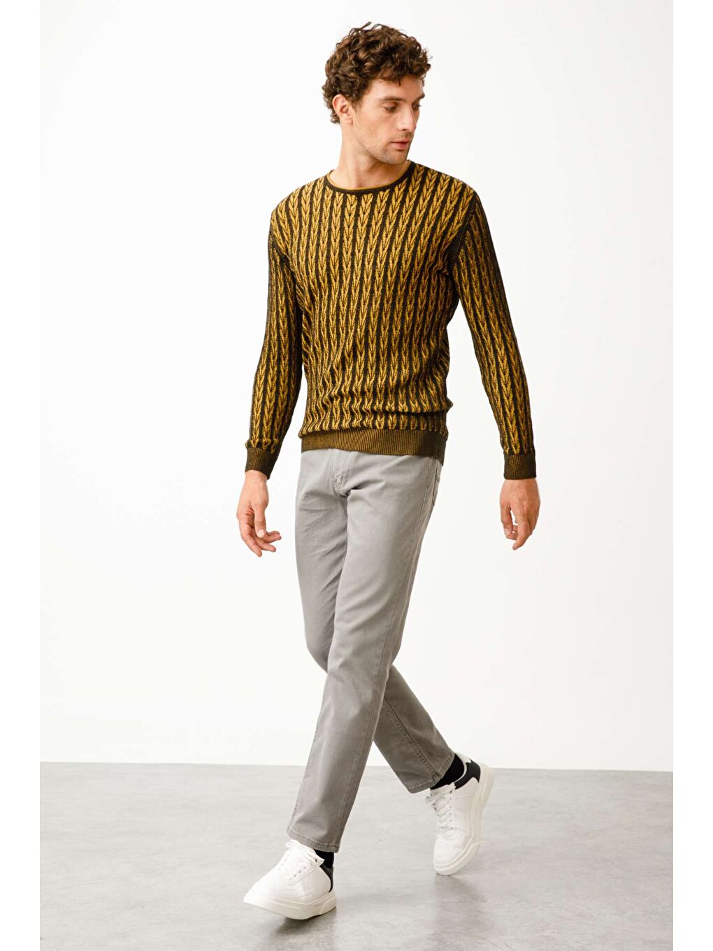 Siyah Rahat Kalıp Bisiklet Yaka Desenli Uzun Kollu Triko-1