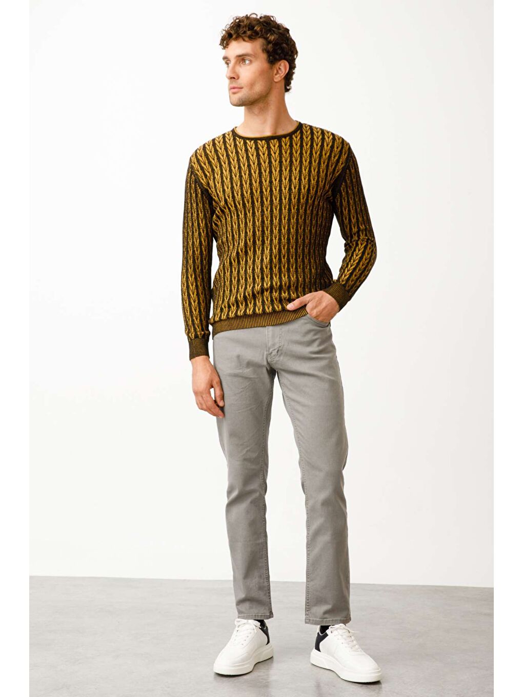 Siyah Rahat Kalıp Bisiklet Yaka Desenli Uzun Kollu Triko-3