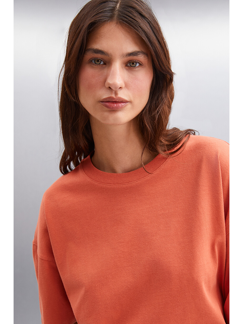 Kahverengi Jemmy Kadın %100 Organik Pamuk Relaxed Fit Yırtmaçlı Yuvarlak Yakalı KİREMİT T-Shirt-3