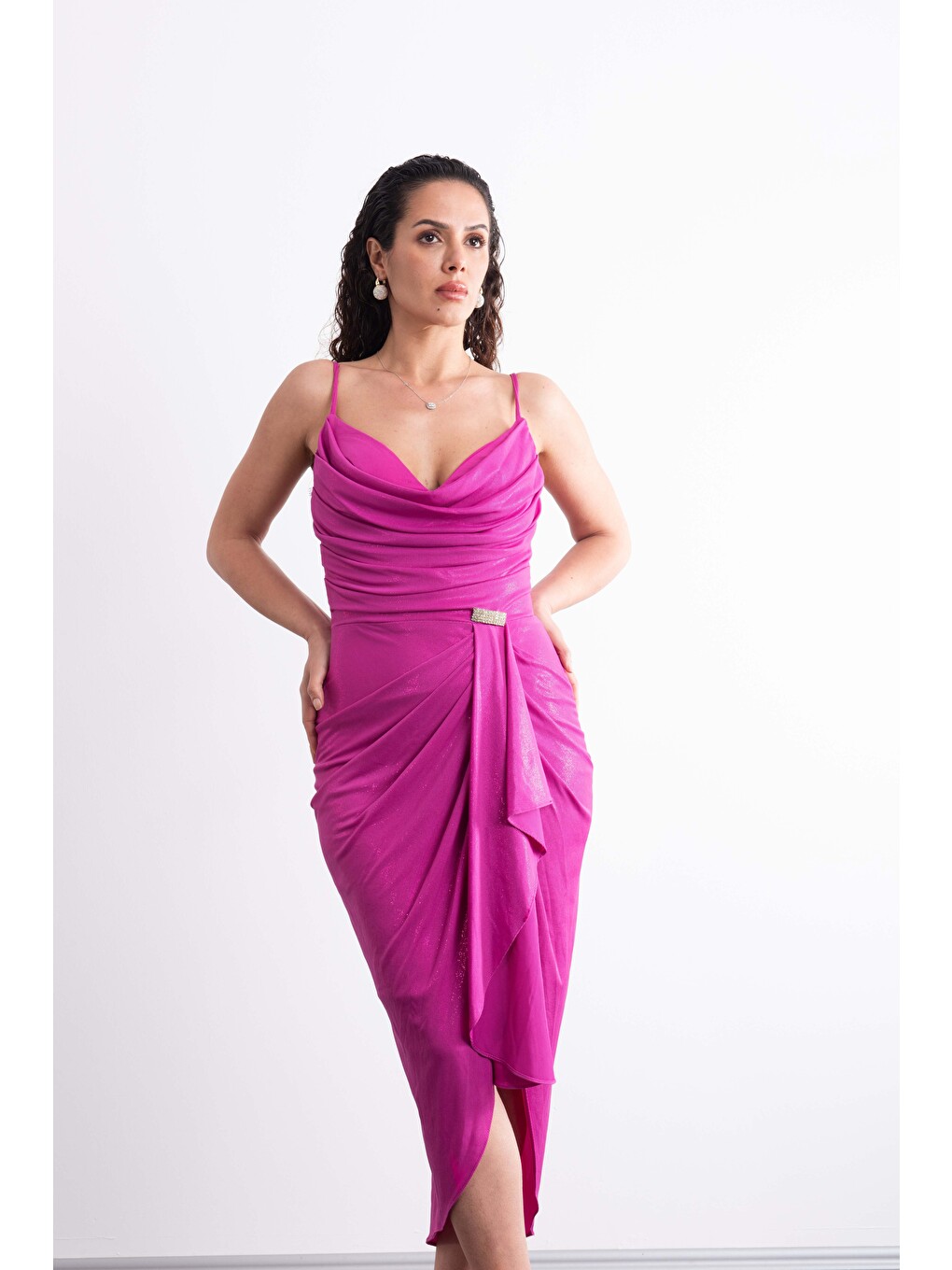 Fuşya Askılı Degaje Yaka , Işıltılı , Broş Detaylı , Yırtmaçlı, Gece Elbisesi-6