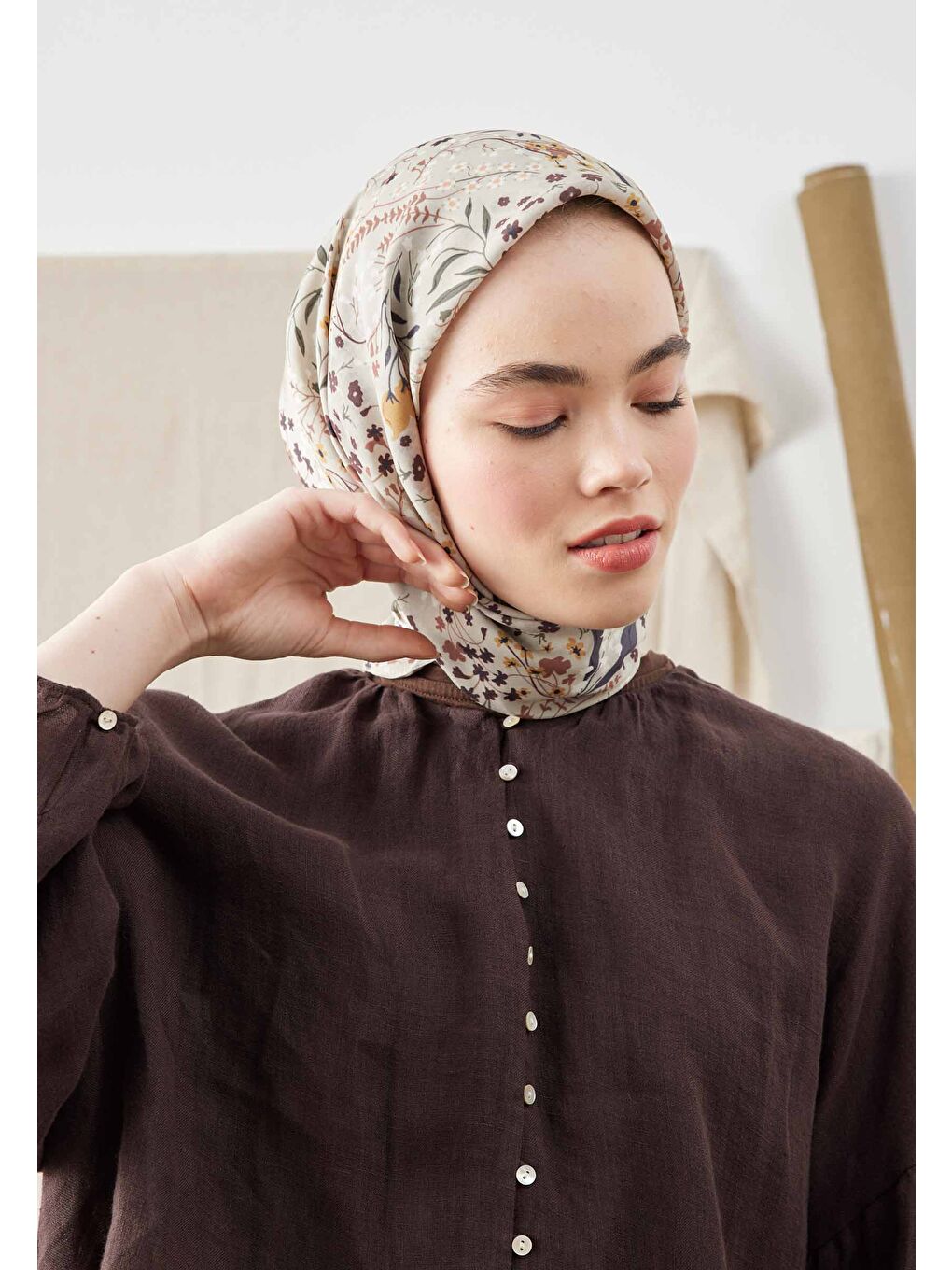 Tıny Garden Desen Pamuk İpek Eşarp Bej-1