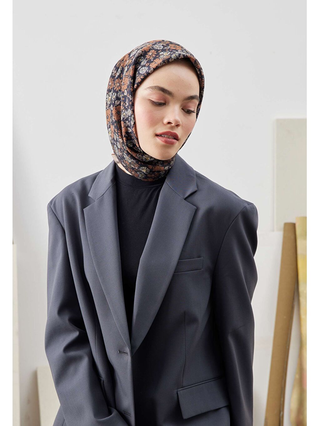 Bloomıng Garden Desen Pamuk İpek Eşarp Siyah-1