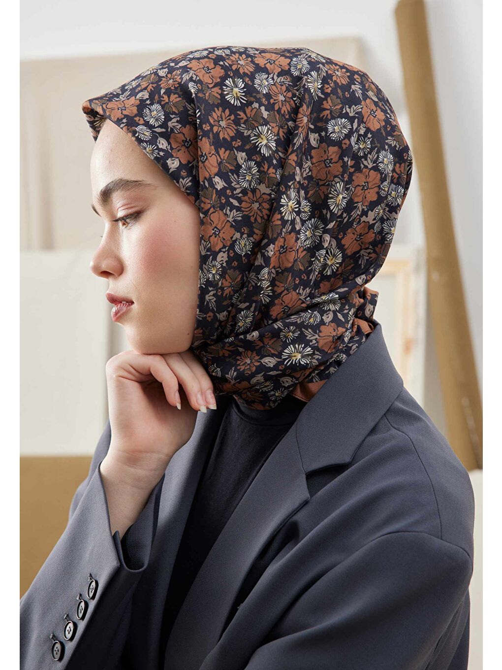 Bloomıng Garden Desen Pamuk İpek Eşarp Siyah-3