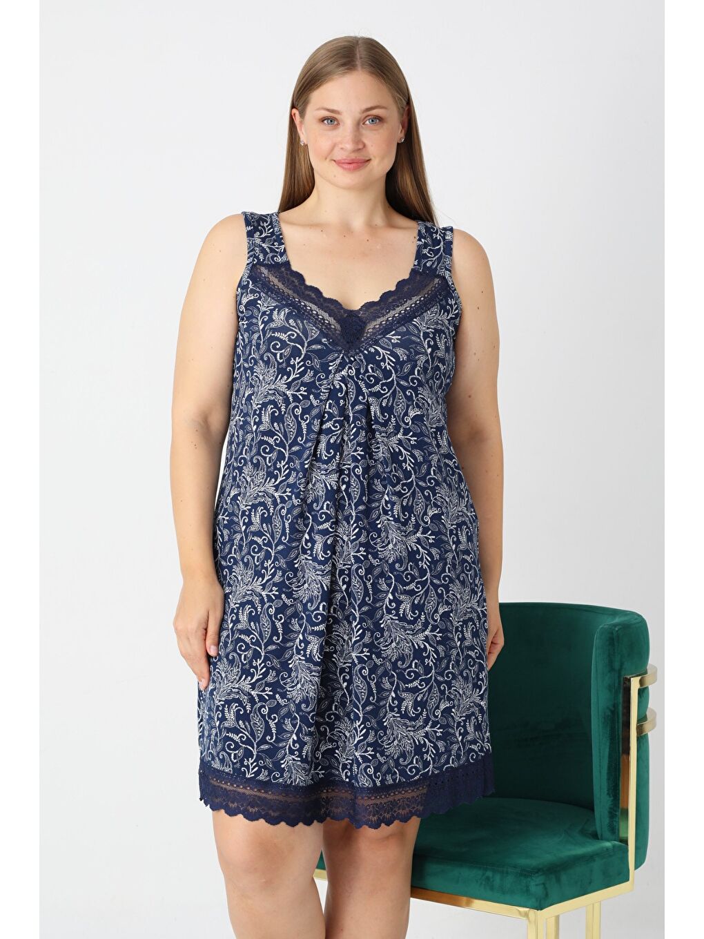 Büyük Beden Lacivert Desenli Askılı Dantelli V Yaka Elastanlı Viskon Gecelik