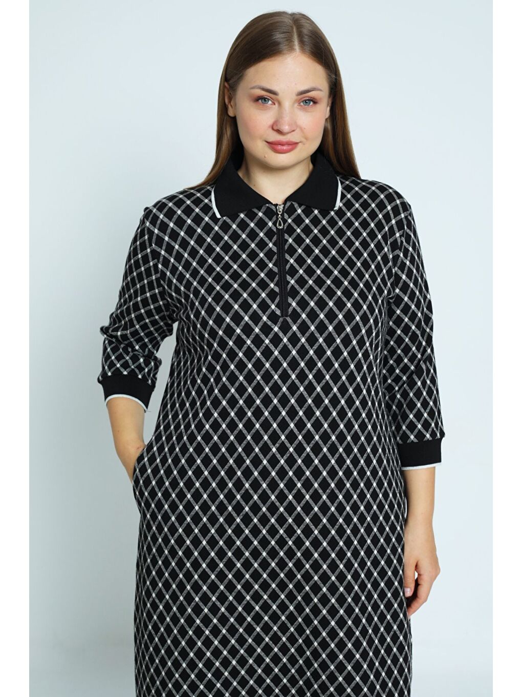 Siyah Kadın Büyük Beden Ekose Desenli Truvakar Kollu Cepli Yakası Fermuarlı Elastanlı Jakarlı Elbise-3