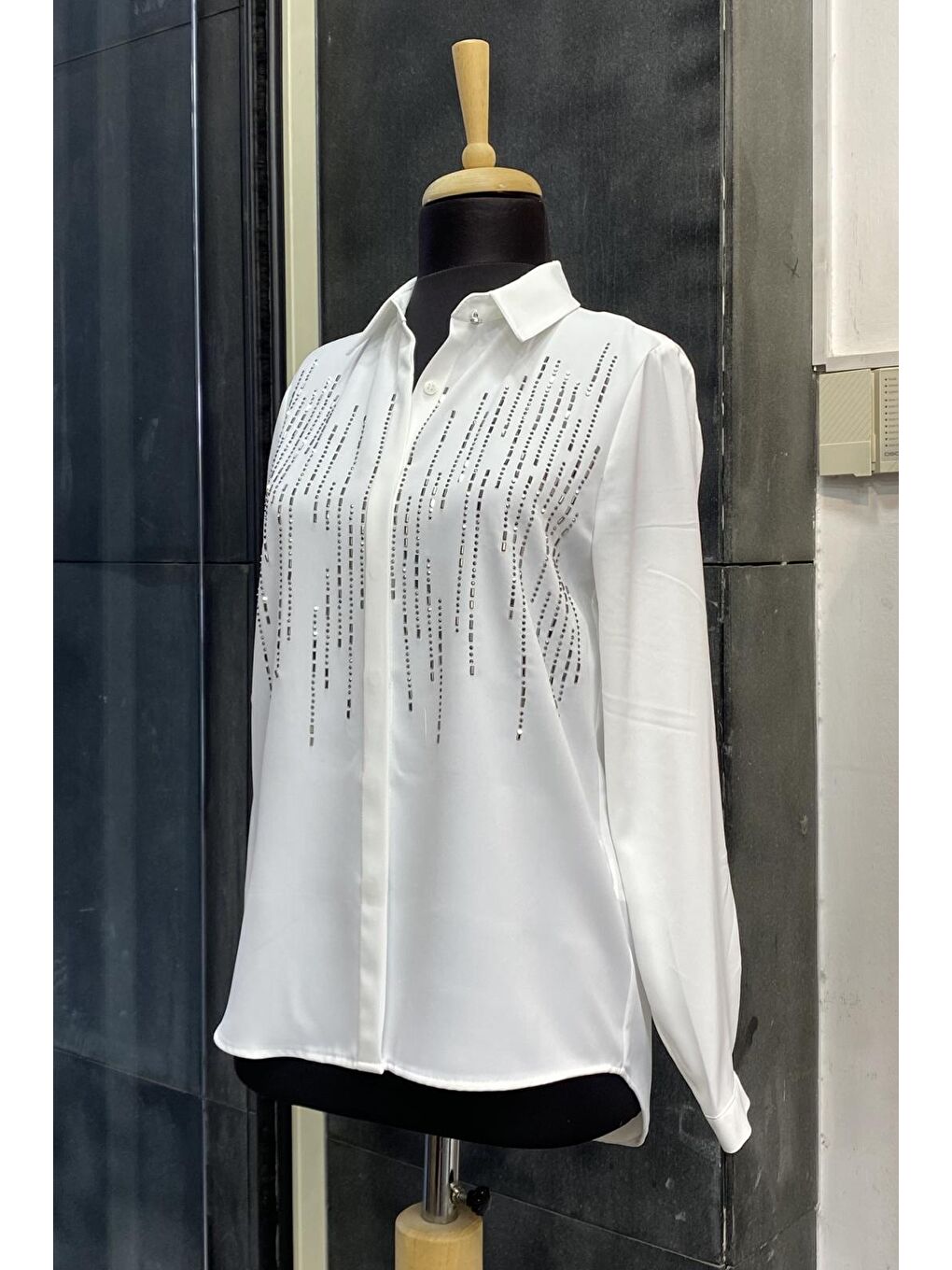 Beyaz Önü Taşlı Arkası Uzun Basic İç Göstermeyen Küçük ve Büyük Beden Gömlek-1