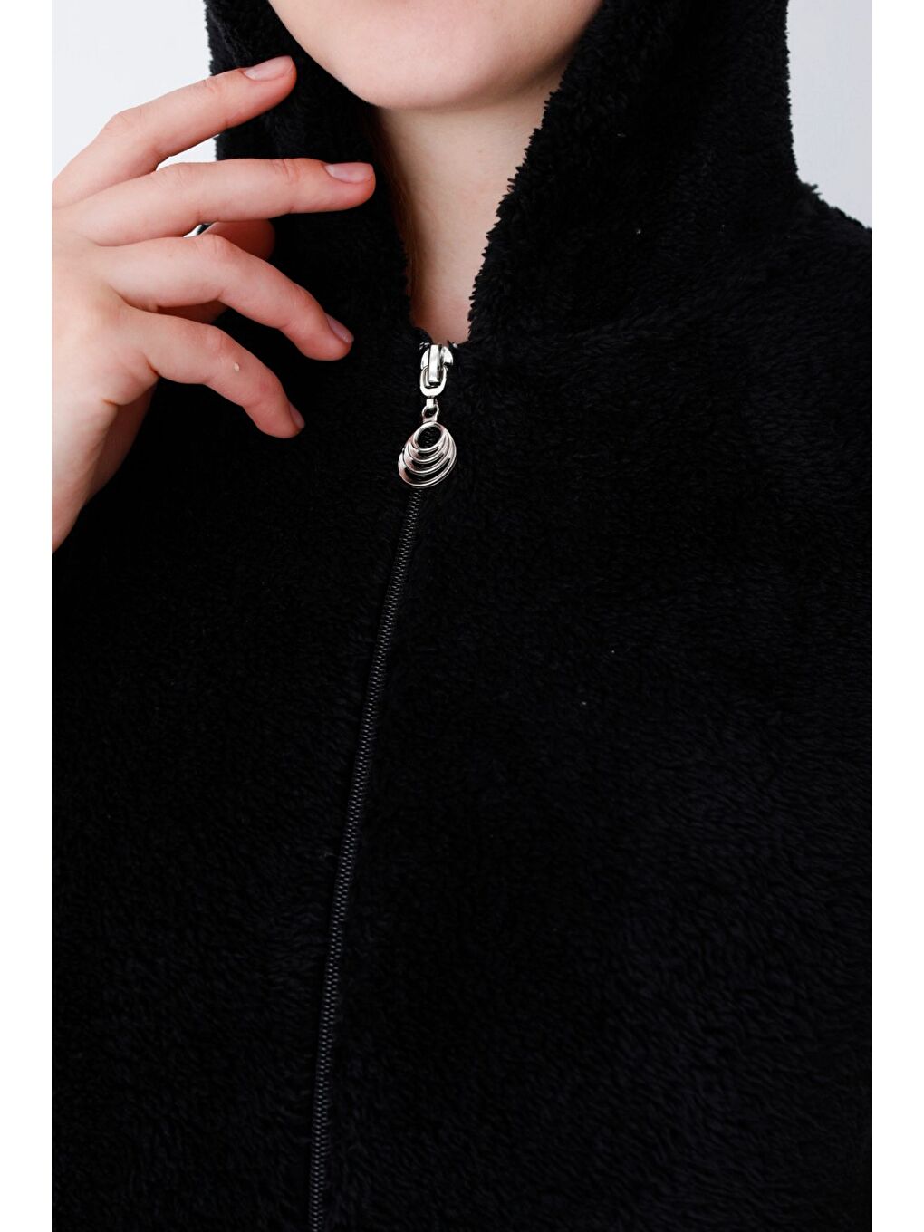 Siyah Pelüş Kapüşonlu Cepli Kadın Hırka-2