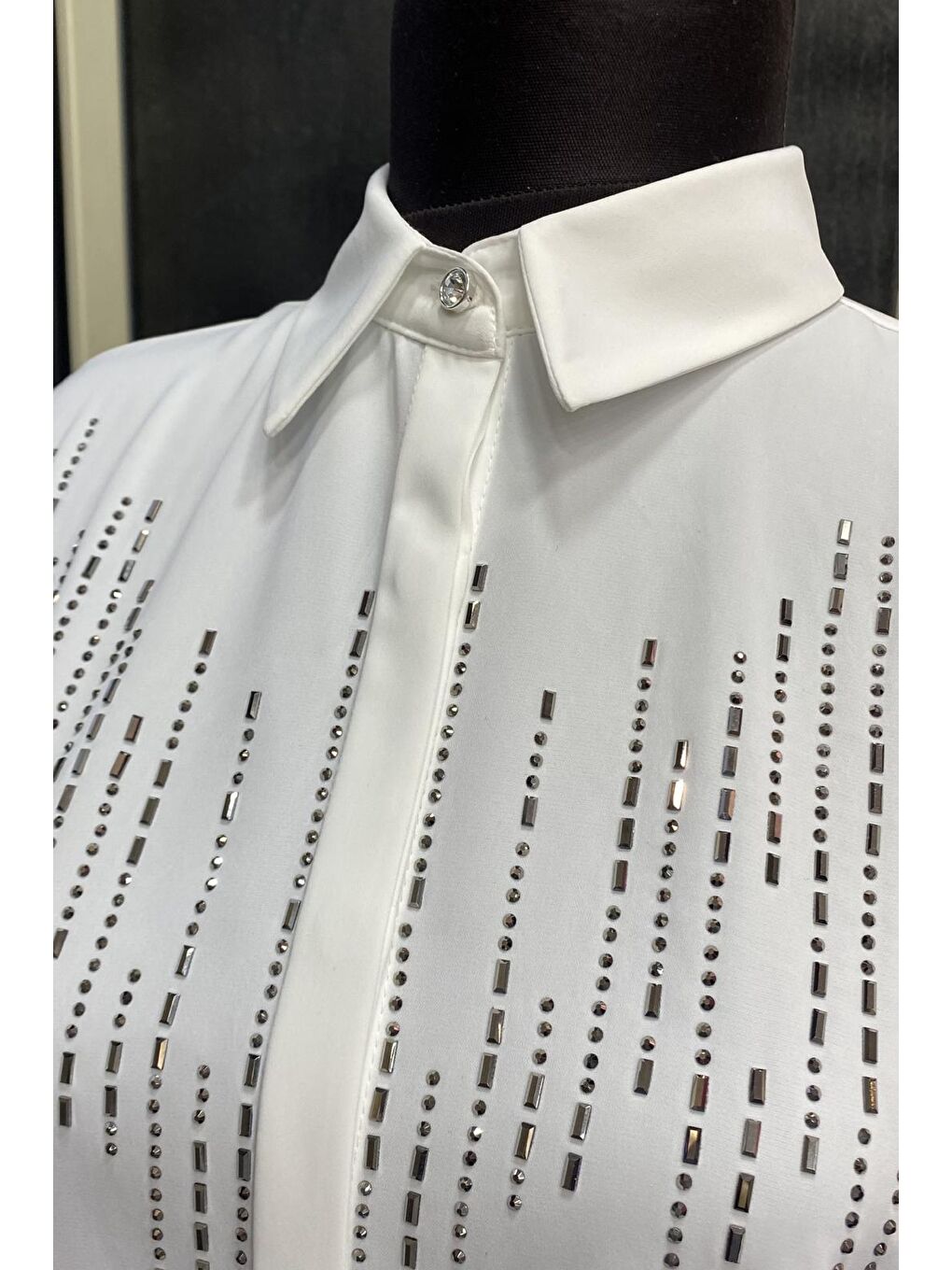 Beyaz Önü Taşlı Arkası Uzun Basic İç Göstermeyen Küçük ve Büyük Beden Gömlek-2