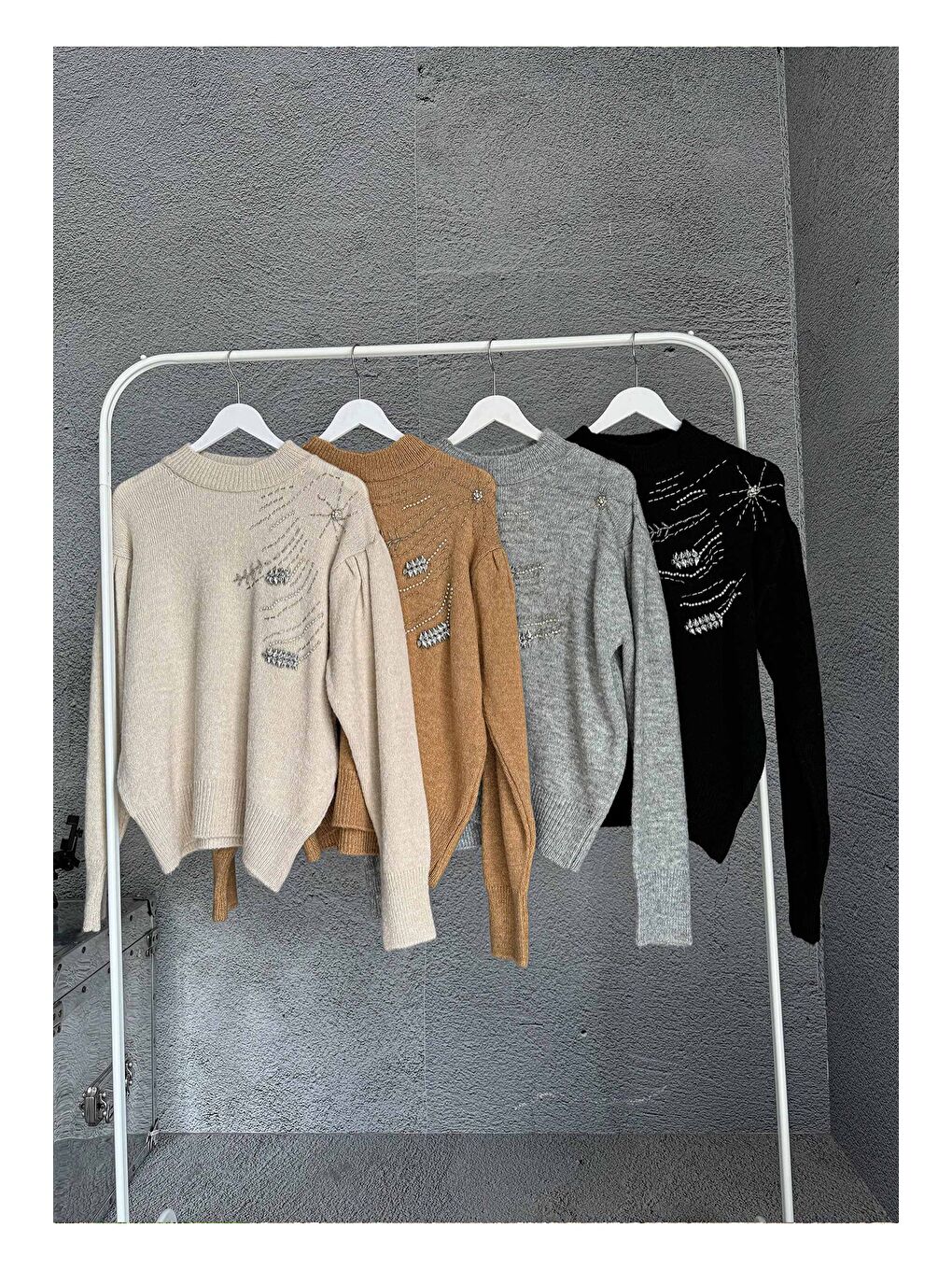 Gri Boncuk İşlemeli Yarım Balıkçı Yaka Triko Kazak E-184-3