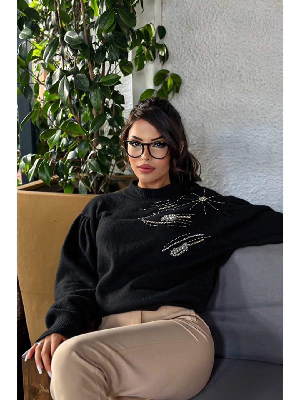 Siyah Boncuk İşlemeli Yarım Balıkçı Yaka Triko Kazak E-184-1