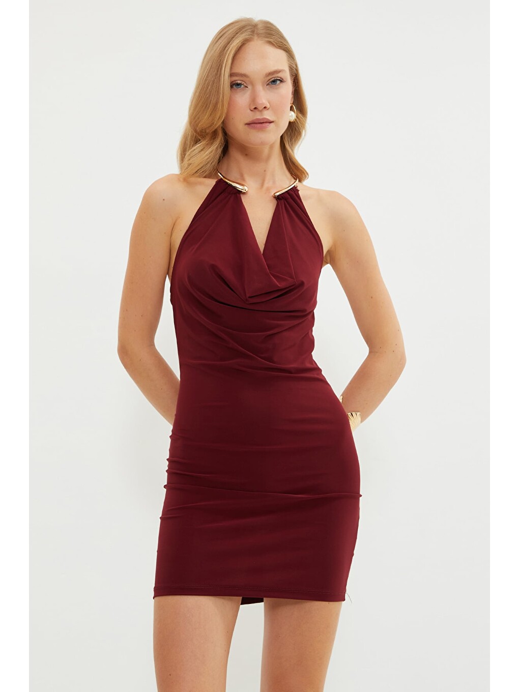 Bordo Boyun Aksesuarlı Degaje Yaka Elbise-3